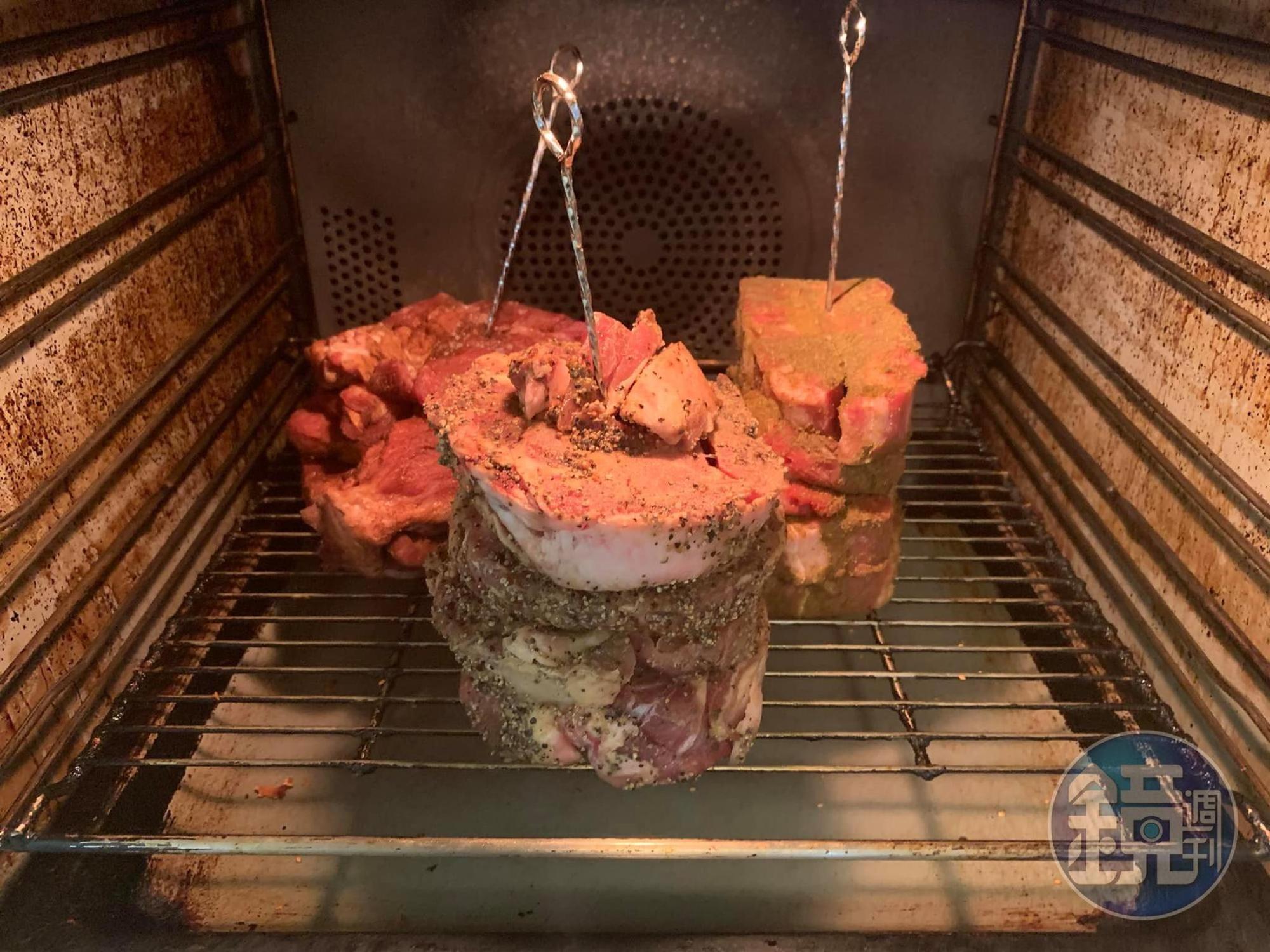 肉塔放入烤箱，烤箱先以攝氏180度上下火預熱，營造窯爐環境。