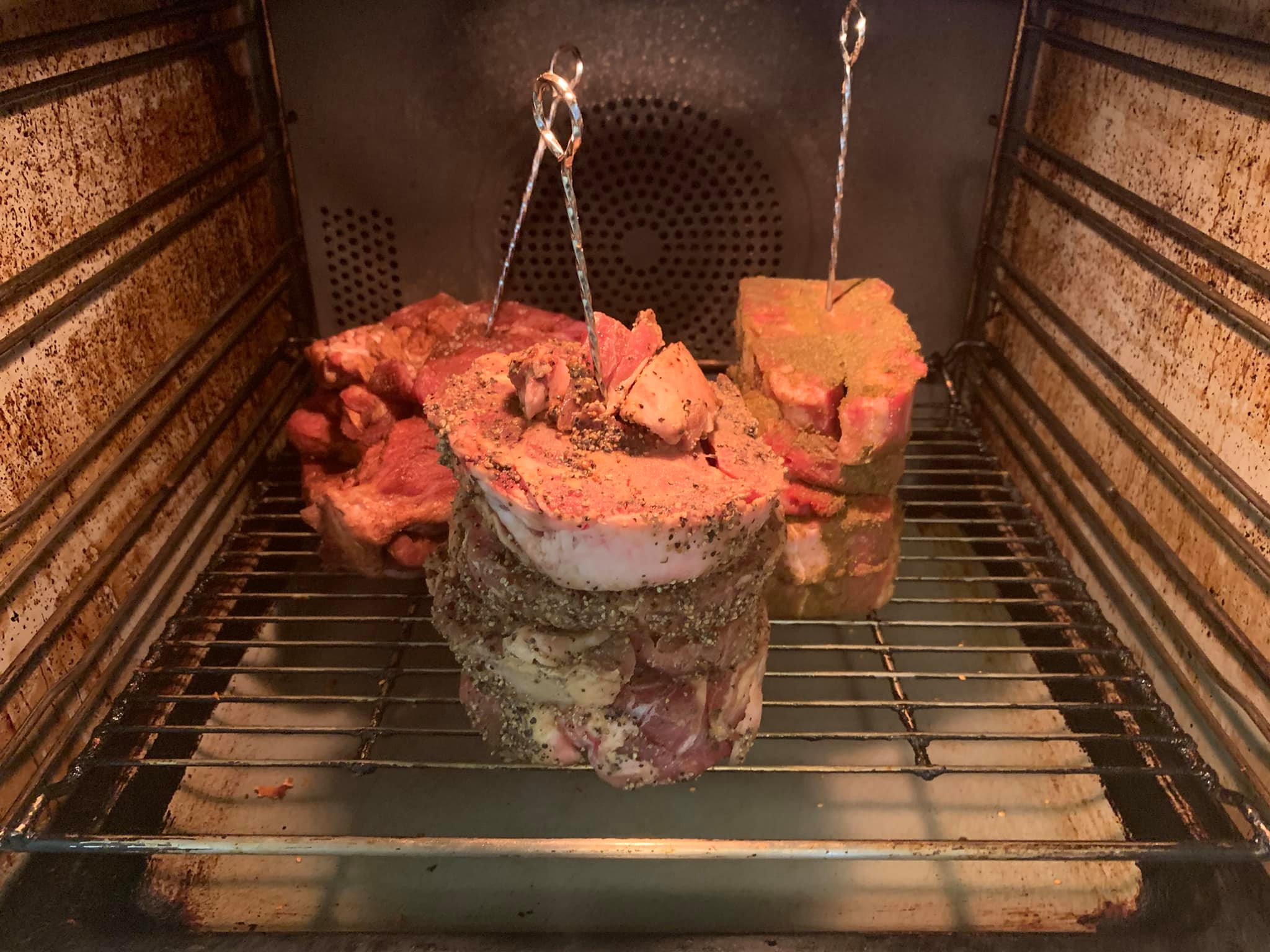 肉塔放入烤箱，烤箱先以攝氏180度上下火預熱，營造窯爐環境。