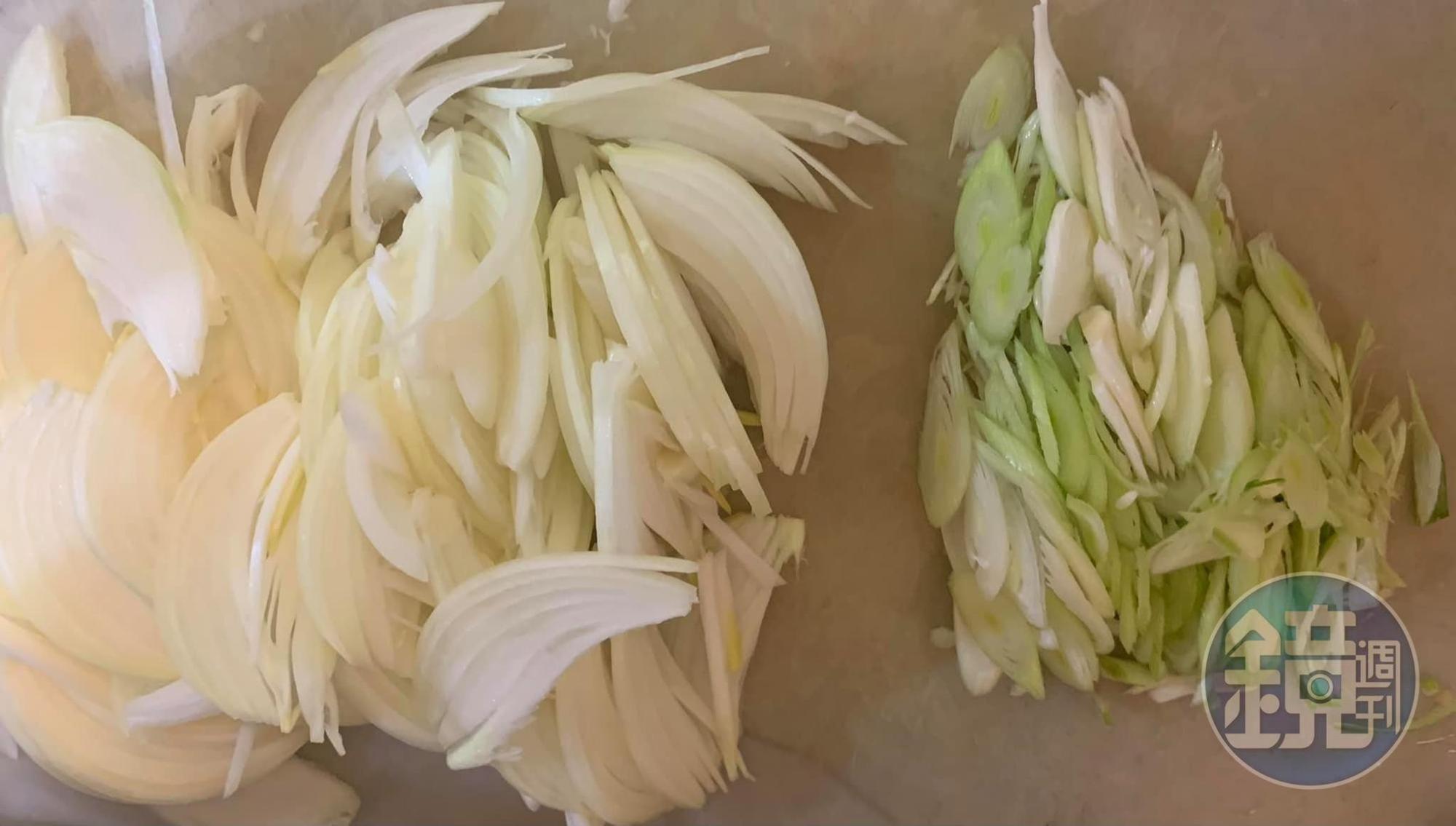 洋蔥與青蒜苗切二月絲備用。