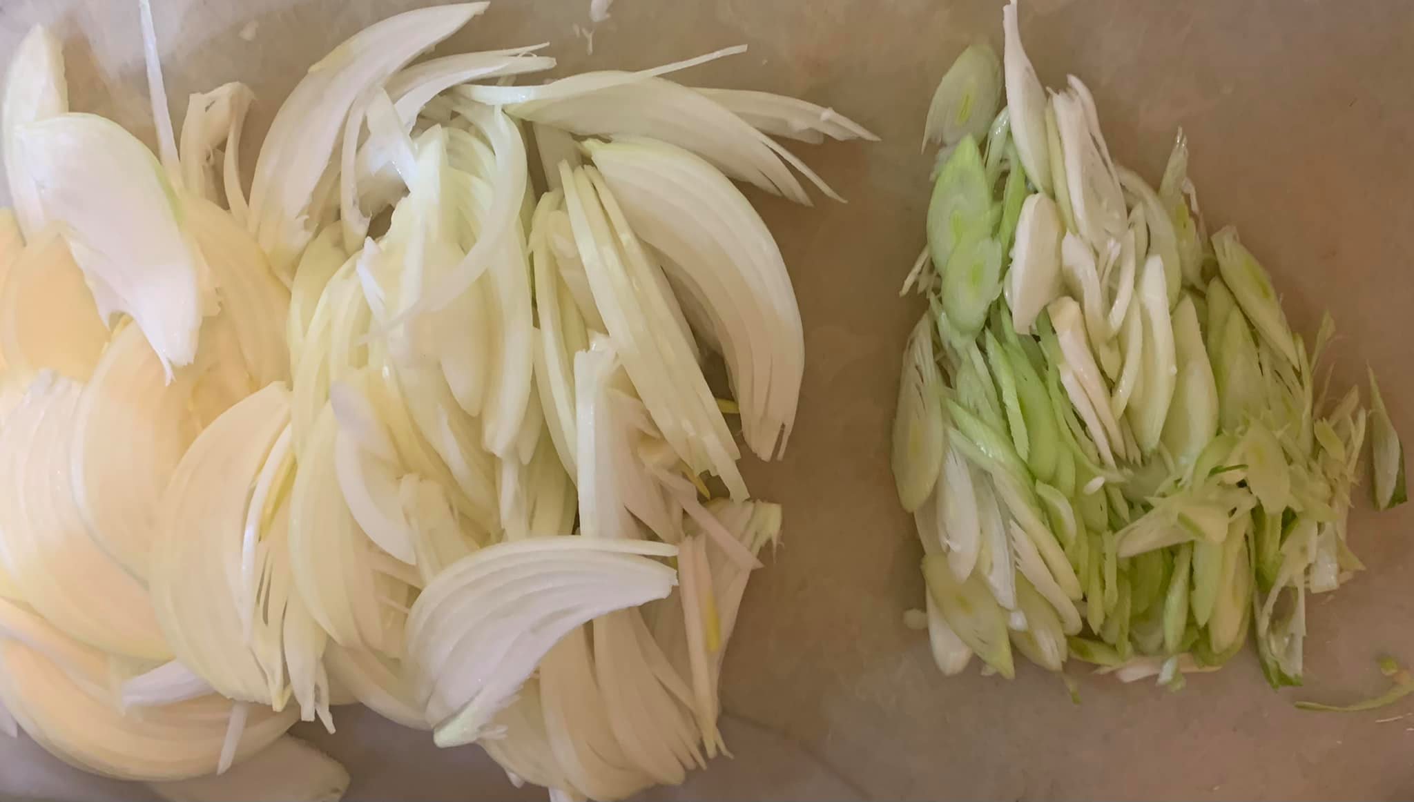 洋蔥與青蒜苗切二月絲備用。