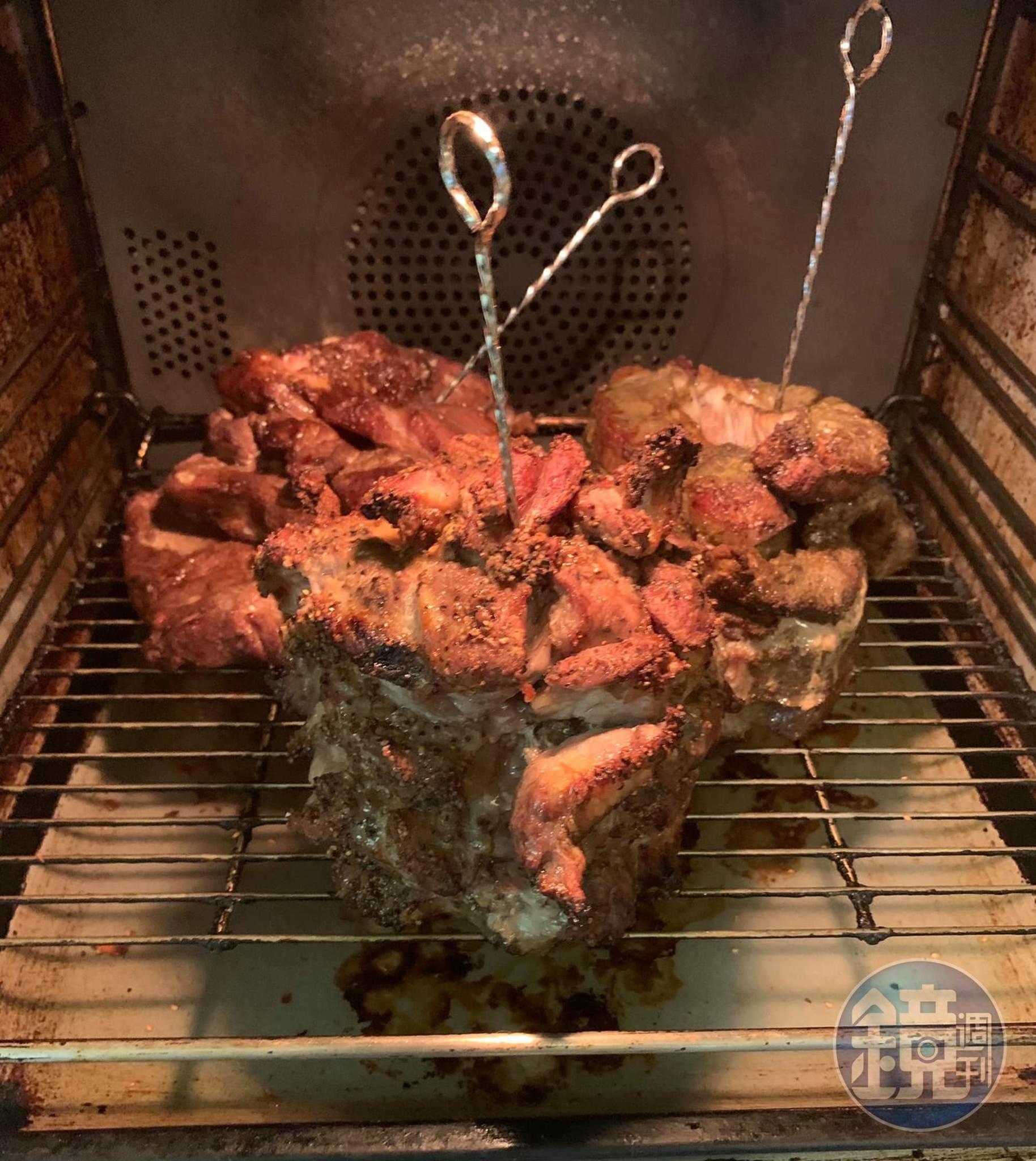 見肉塔表面焦香，可出爐。