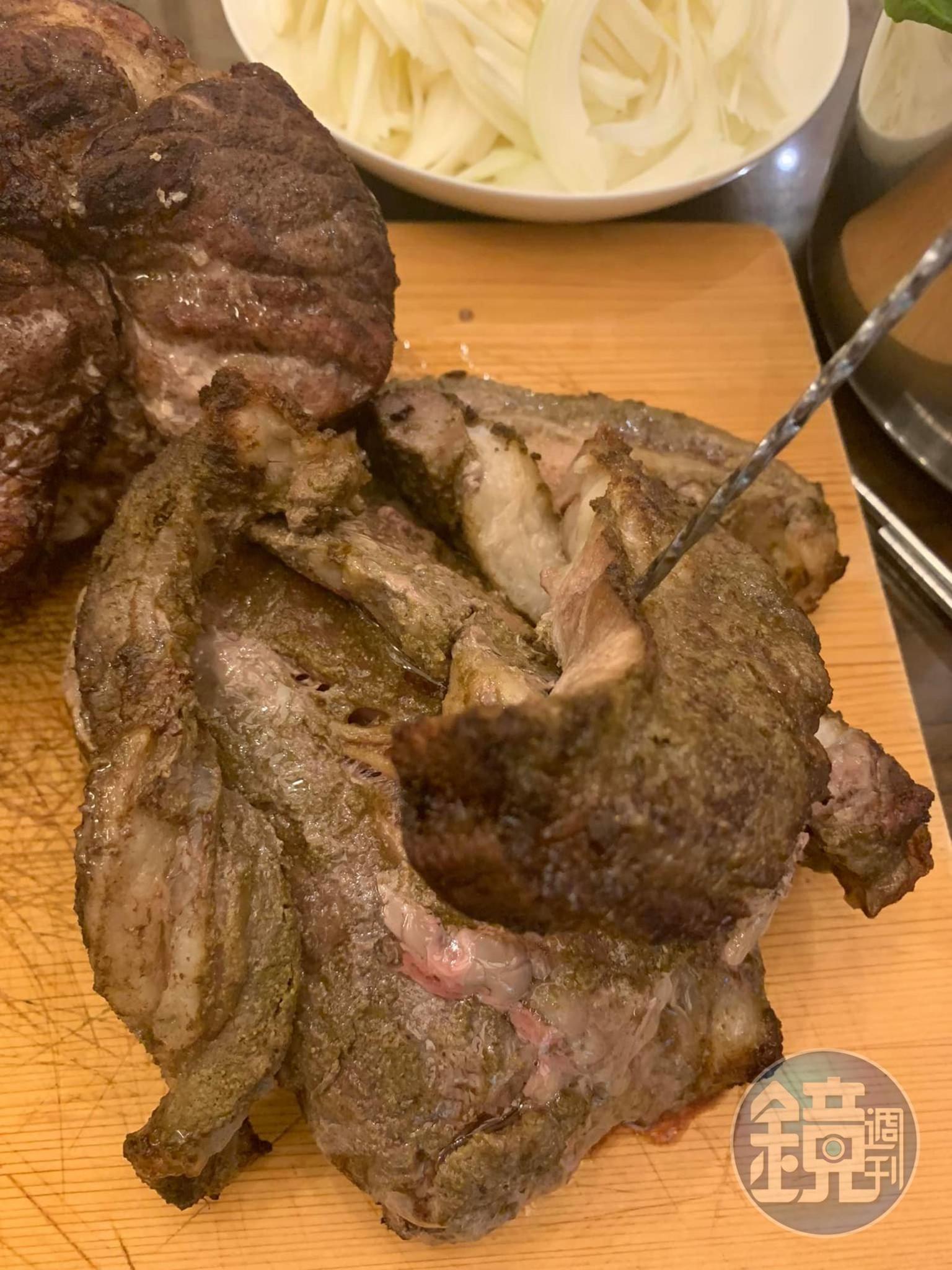 剛出爐的羊肉塔。
