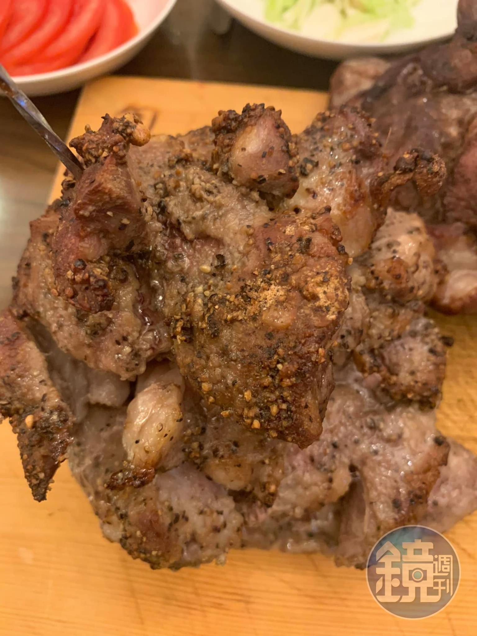 烤好的牛肉塔。