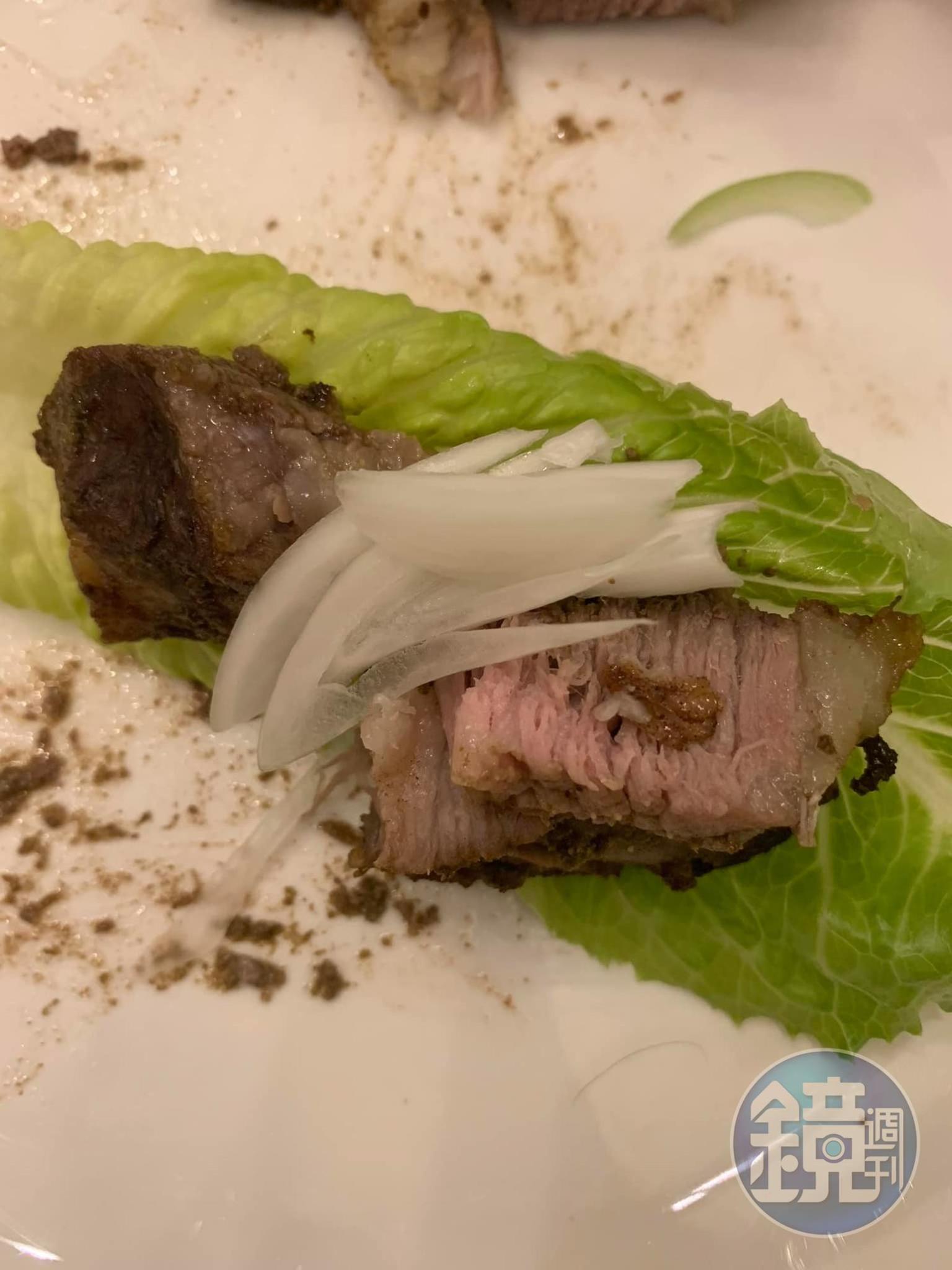 放洋蔥絲一起吃，這是羊肉。