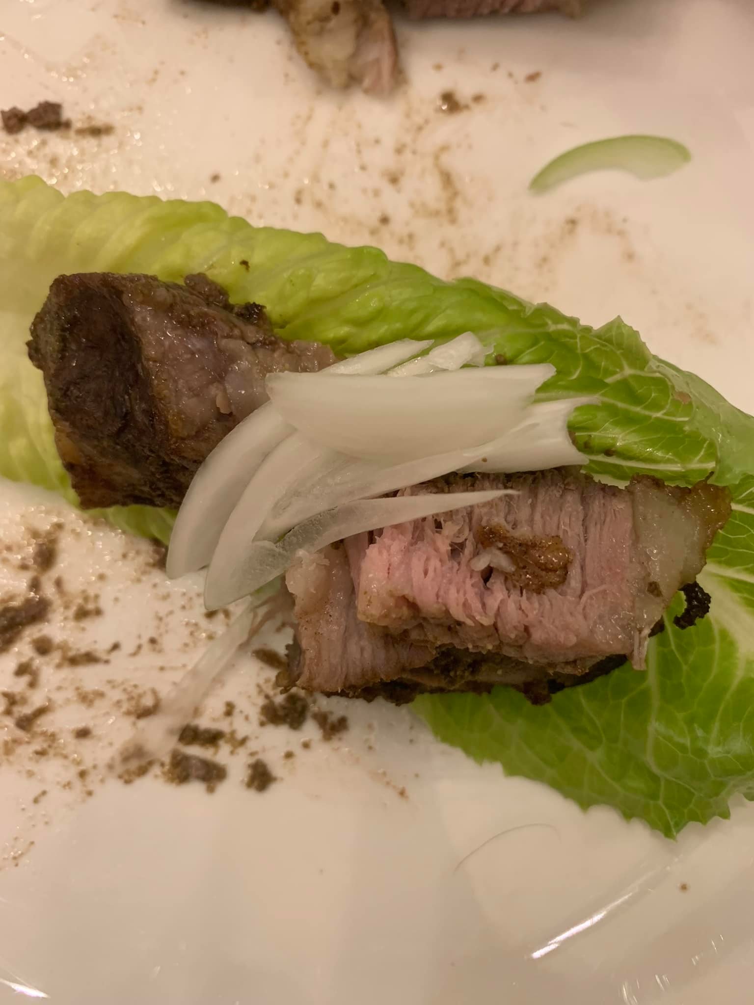 放洋蔥絲一起吃，這是羊肉。