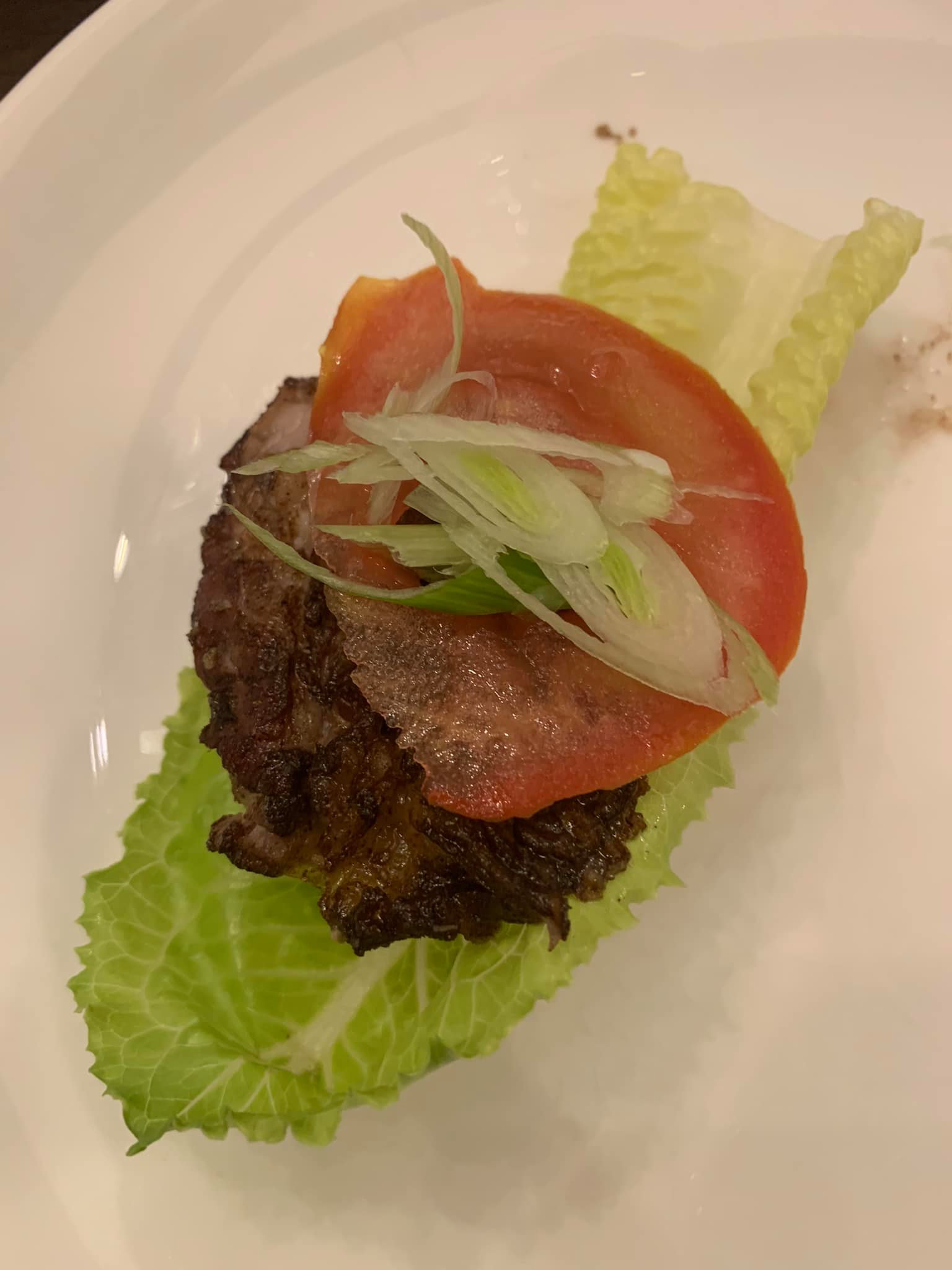 跟番茄片同吃，這是牛肉