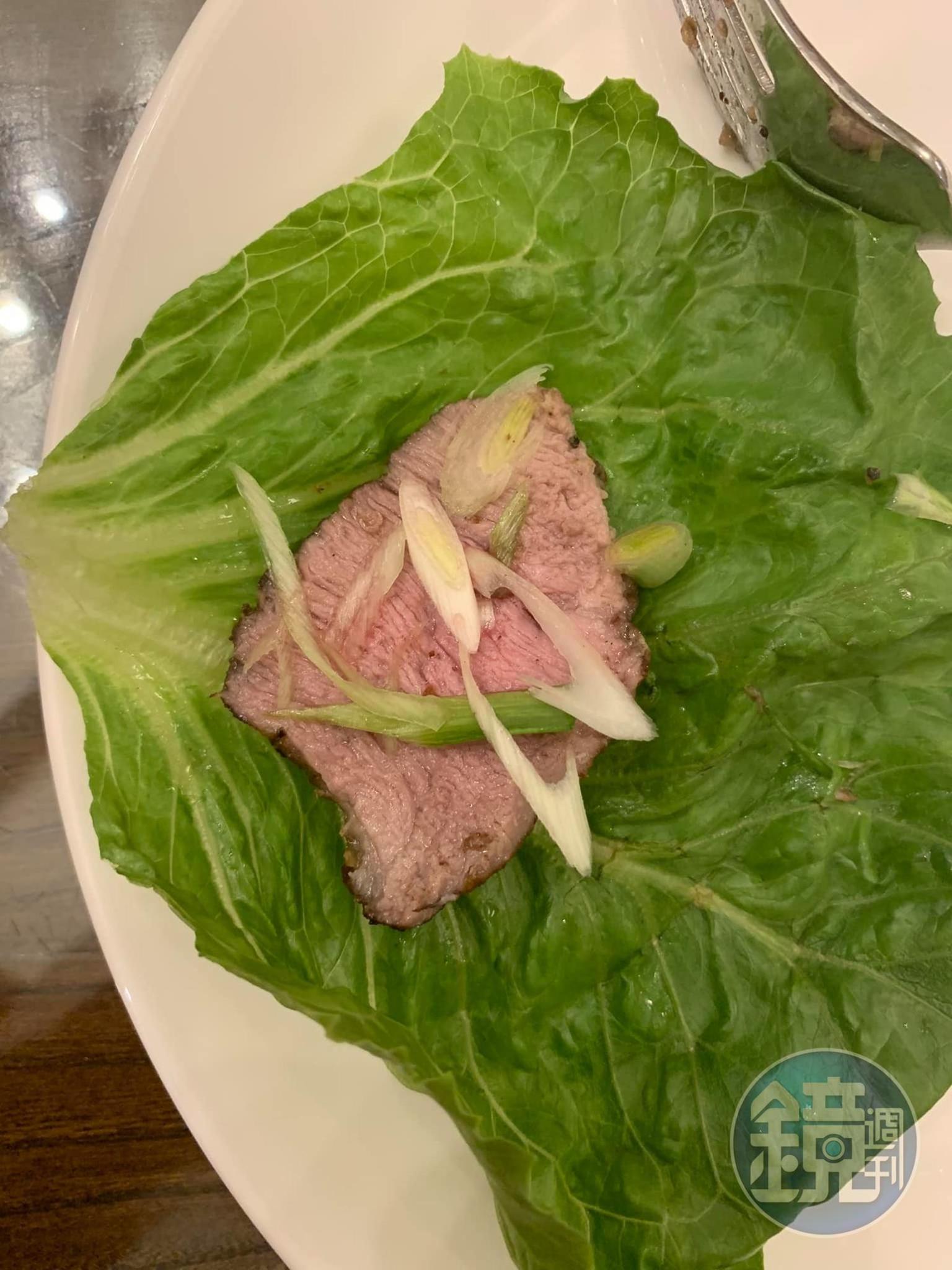用葉子包著吃，這是豬肉。