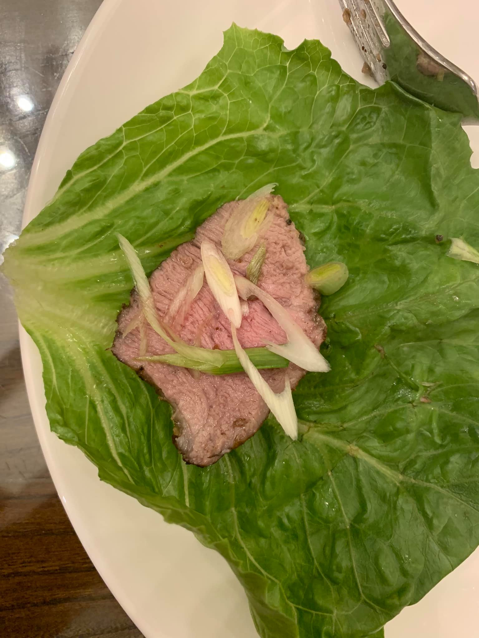 用葉子包著吃，這是豬肉。