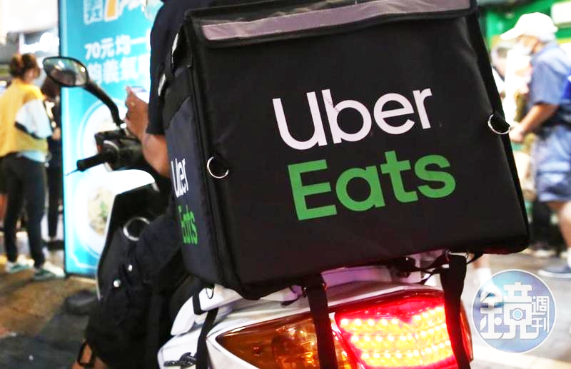 一名年輕外送員在網路分享遇到天使客人的暖舉，讓她感動到在馬路邊噴淚。示意圖，非當事人。（本刊資料照）