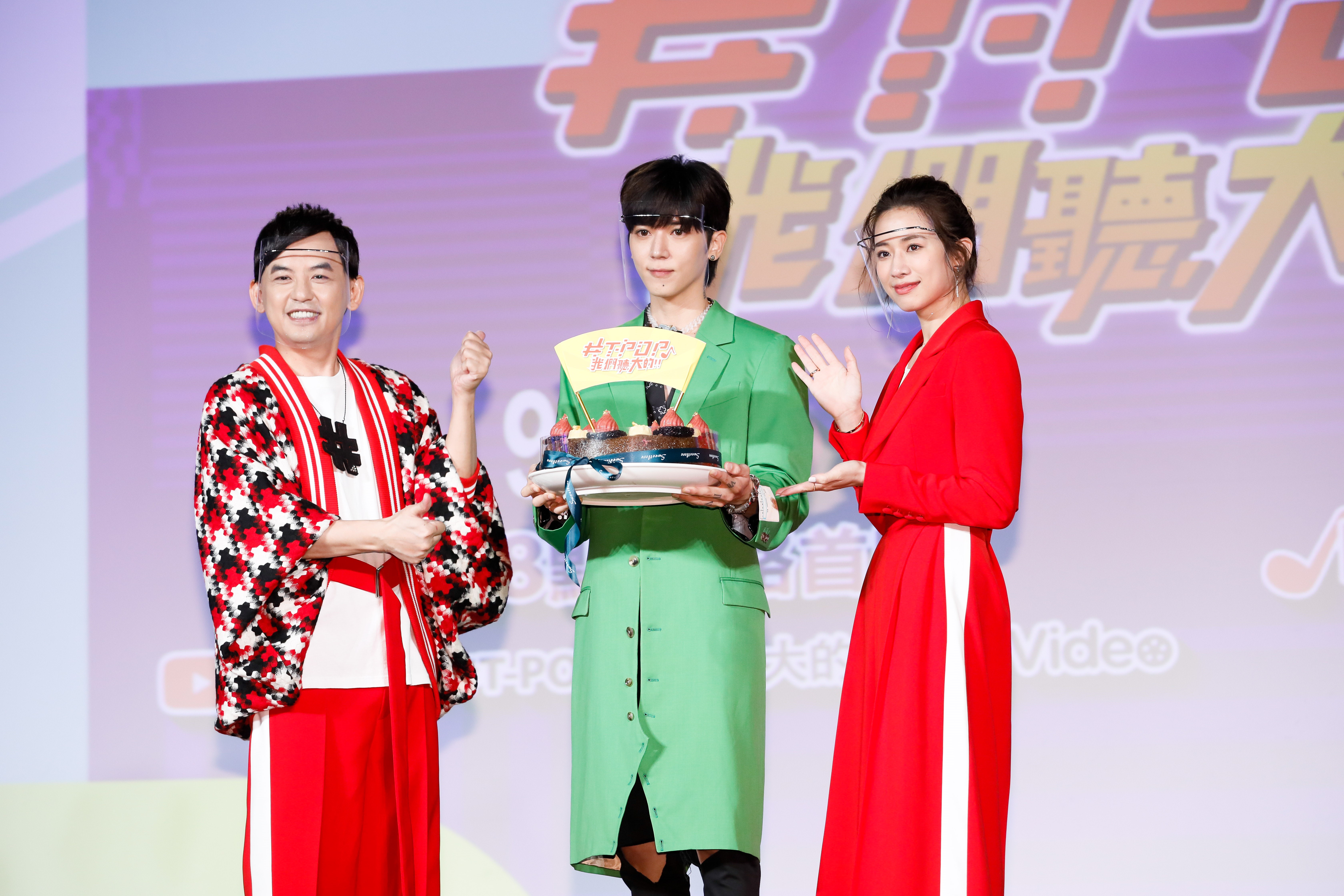 Bii送上米糕，祝節目步步高升。