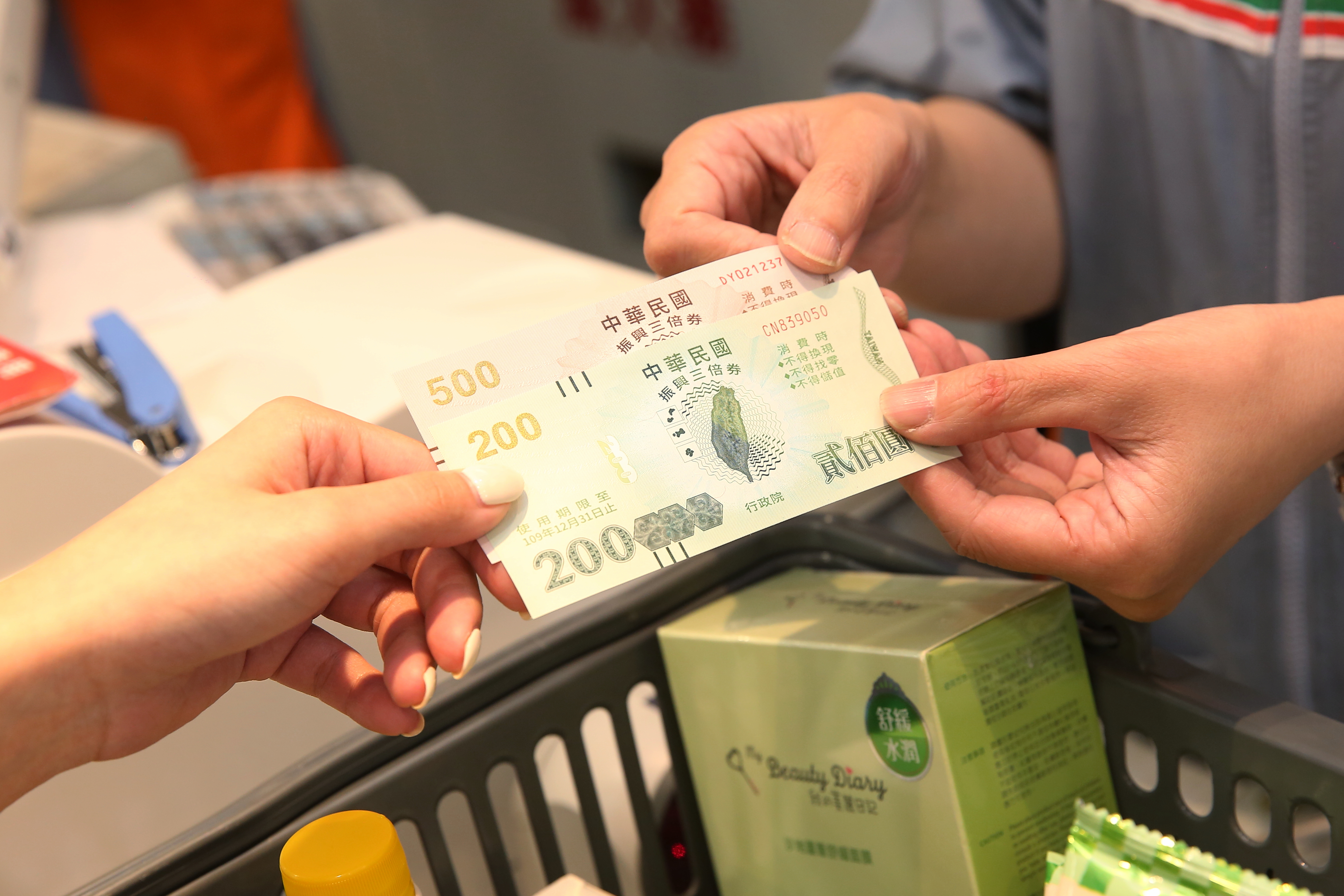 這次五倍券綁定數位，不能中途反悔換成紙本。圖為紙本三倍券。（資料照）