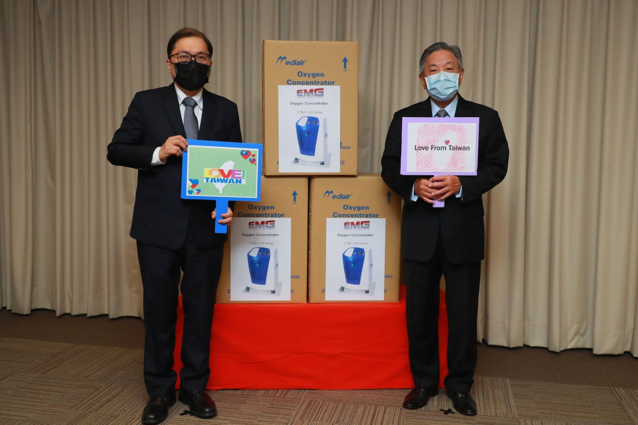 外交部政務次長田中光（右）與馬尼拉經濟文化辦事處駐台代表留文克（左）7月14日出席製氧機捐贈典禮。（駐菲代表處提供）