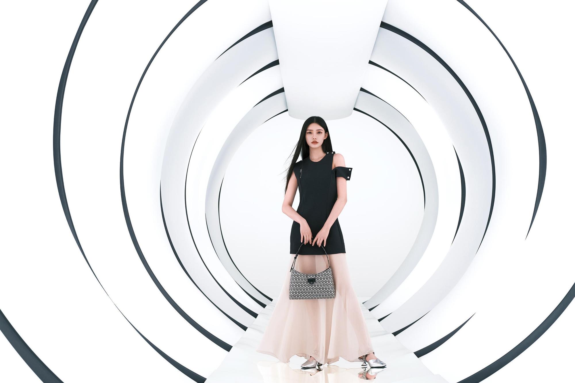 Salvatore Ferragamo全球代言人林允手拿TRIFOLIO Gancini Monogram腋下包。（Salvatore Ferragamo提供）
