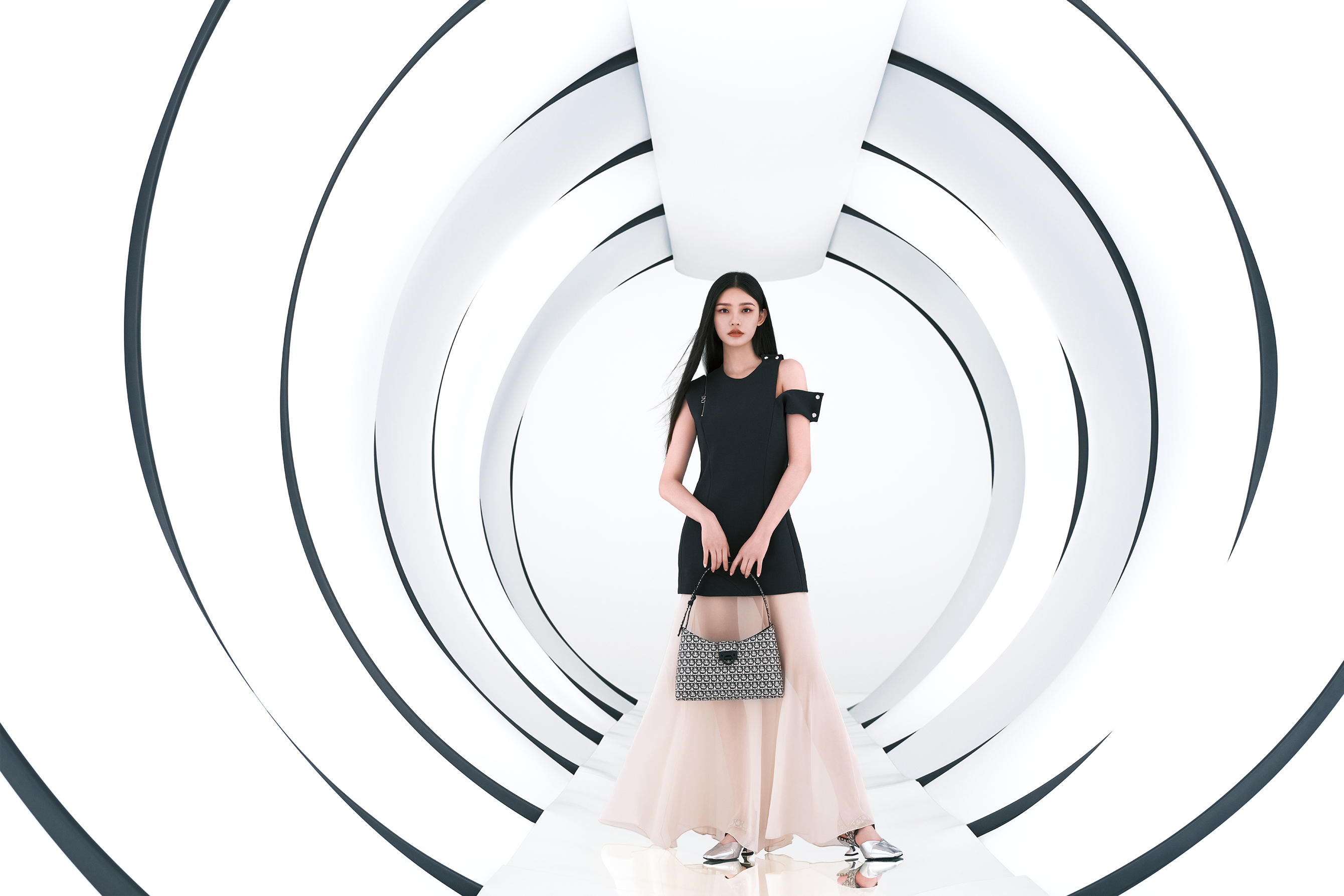 Salvatore Ferragamo全球代言人林允手拿TRIFOLIO Gancini Monogram腋下包。（Salvatore Ferragamo提供）