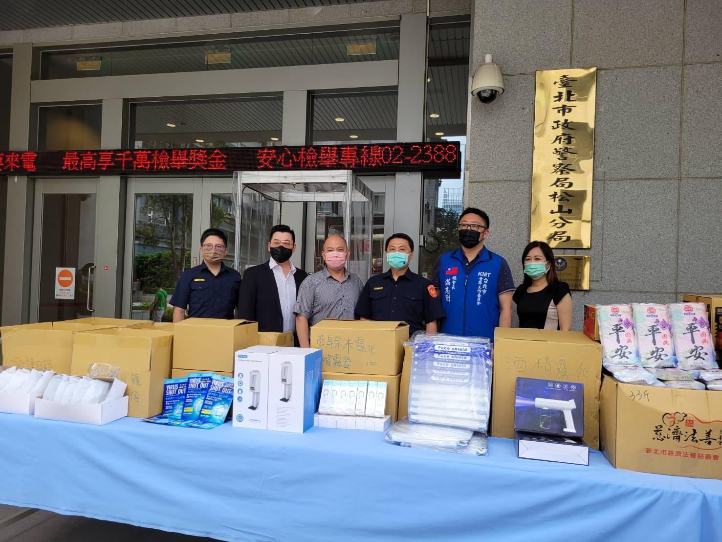 台北市青年工作委員會總會長滿志剛及友人致贈防疫物資,感謝警方辛勞。(讀者提供)