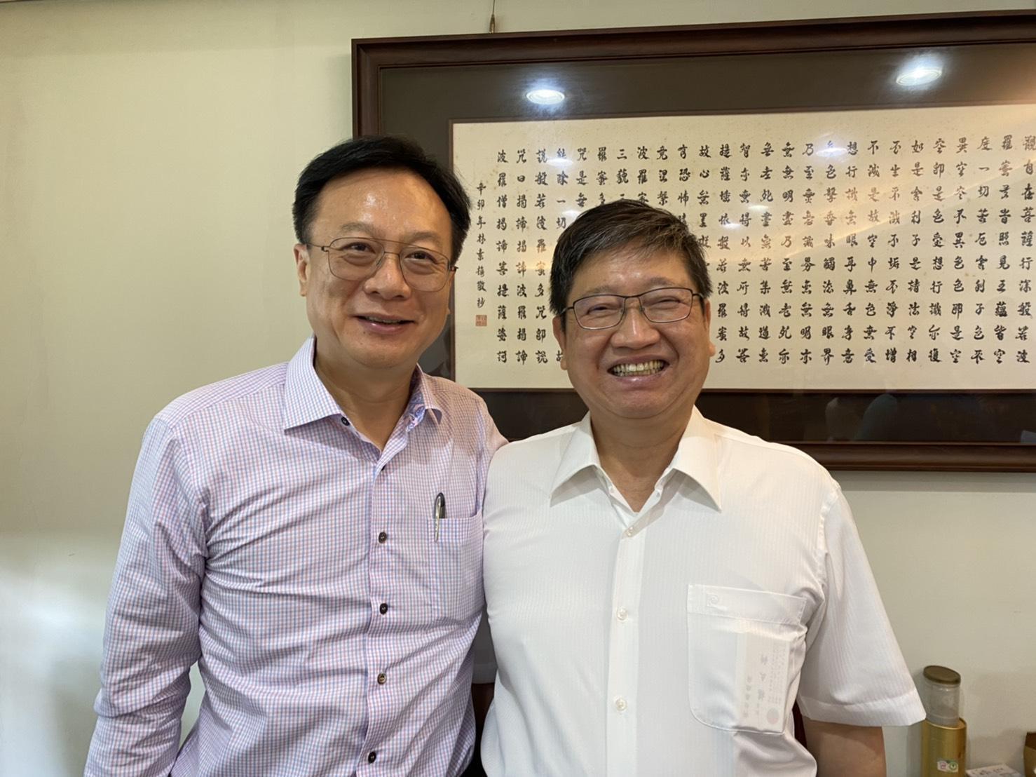 為力拚國民黨主席，卓伯源（左）深入客家票倉拜會新竹縣長楊文科（右）尋求支持。（讀者提供）