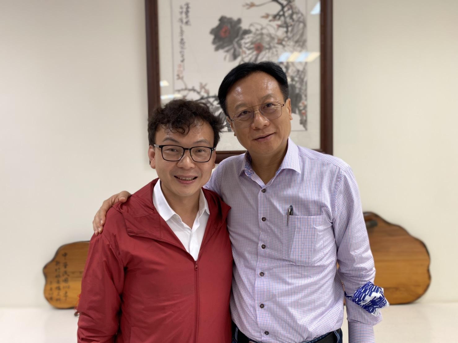 卓伯源（右）拜會立委鄭正鈐（左）尋求支持。（讀者提供）