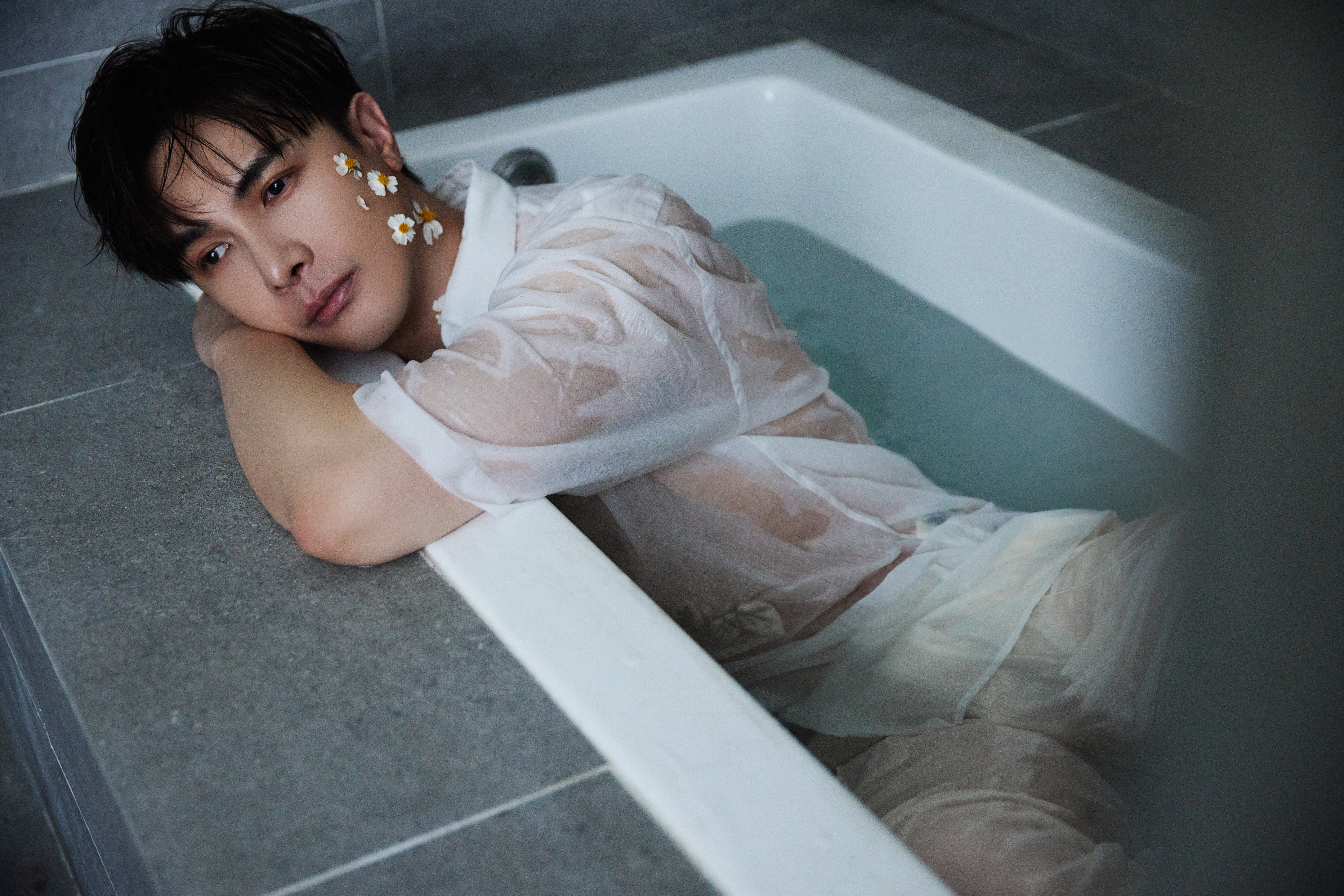 謝佳見喝酒就是要開心，但往往喝著喝著會過了臨界點，讓朋友以為他中邪了。（尖端出版社提供）