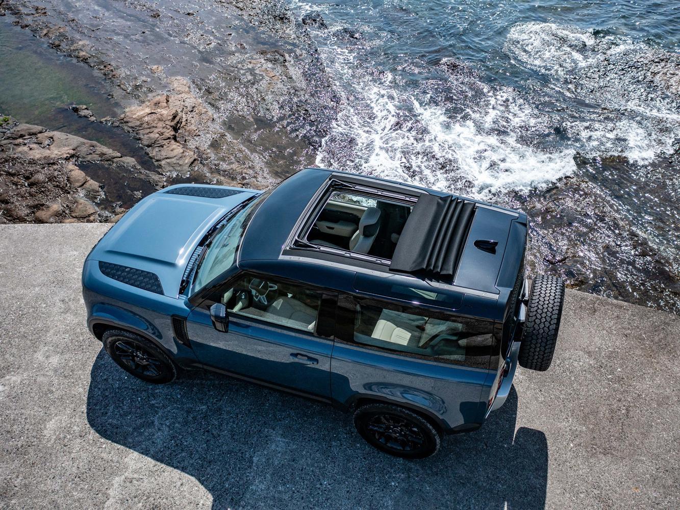  The New Land Rover Defender 90車型擁有全車系唯一可供選配的折疊式帆布車頂，提供消費者獨有的風格品味座駕。