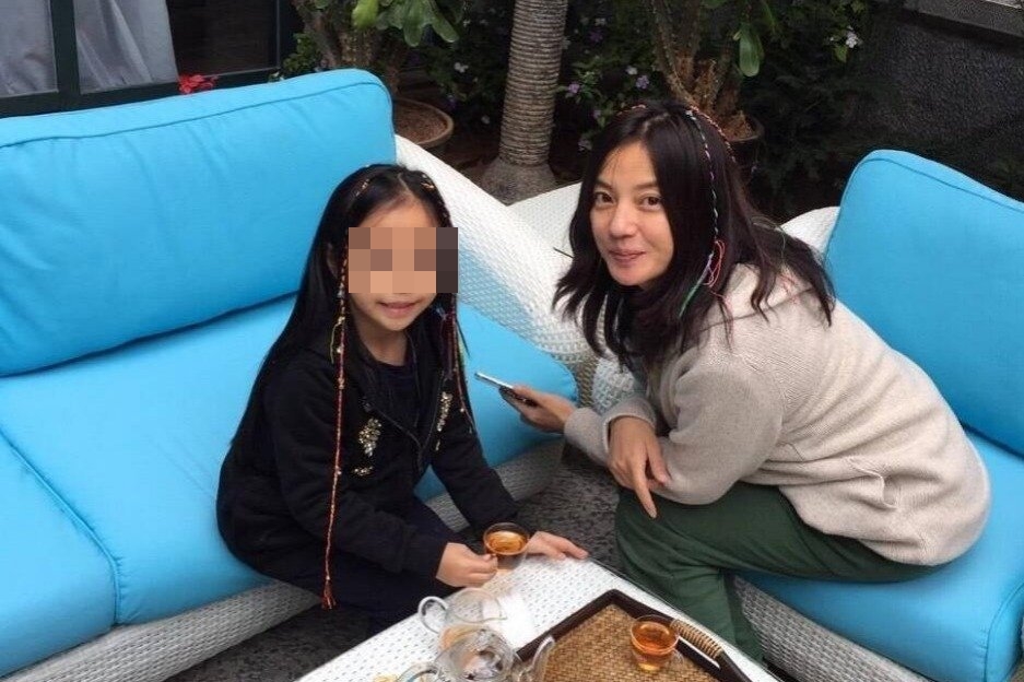 趙薇（右）夫妻遭中共官方出手整治，11歲女兒「小四月」（左）亦受牽連，目前行蹤不明。（微博圖片）