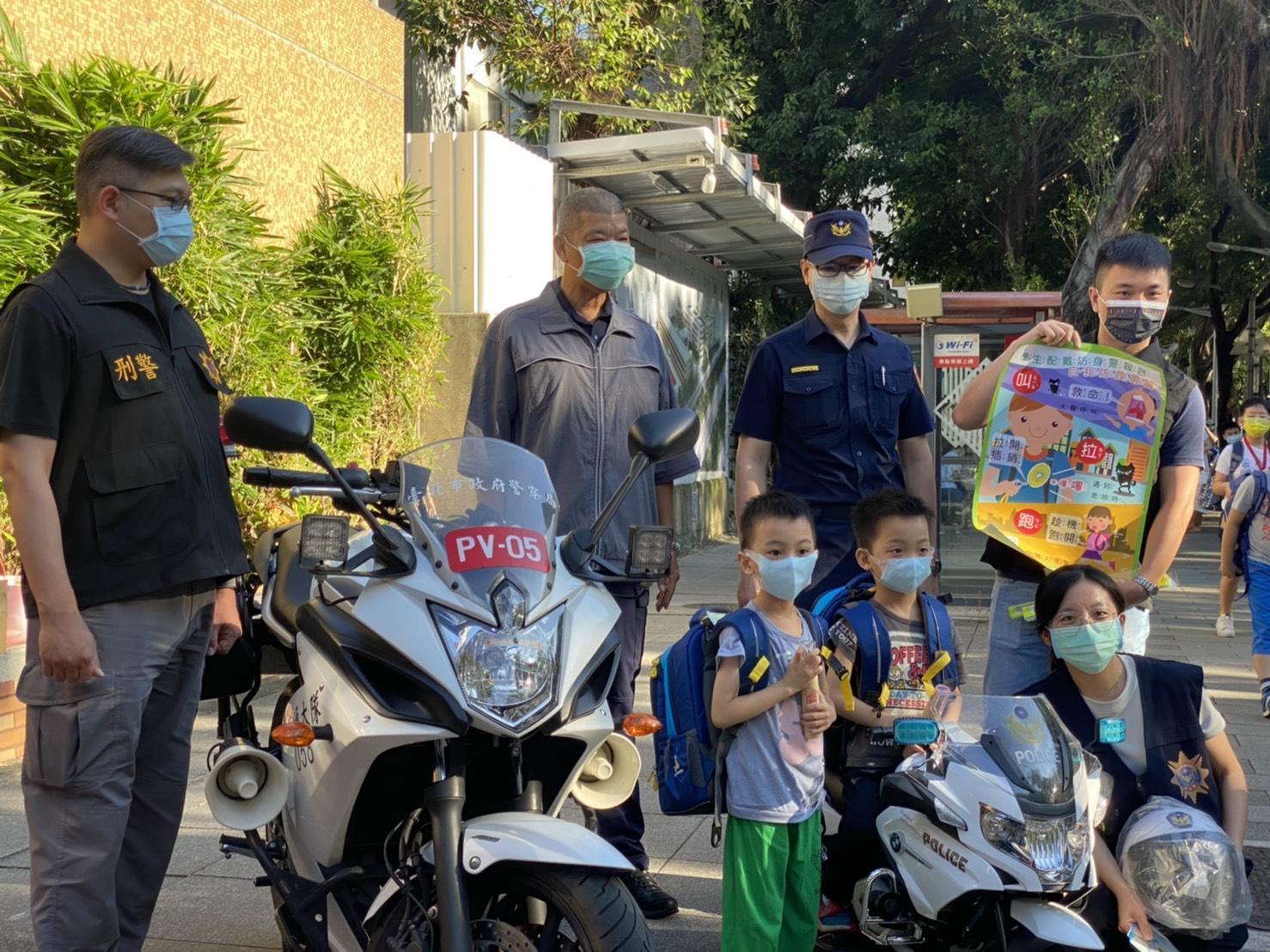 9月1日大批國小新生開學,松山分局特別出動警力與警用重機至敦化國小維護校安。(松山分局提供)