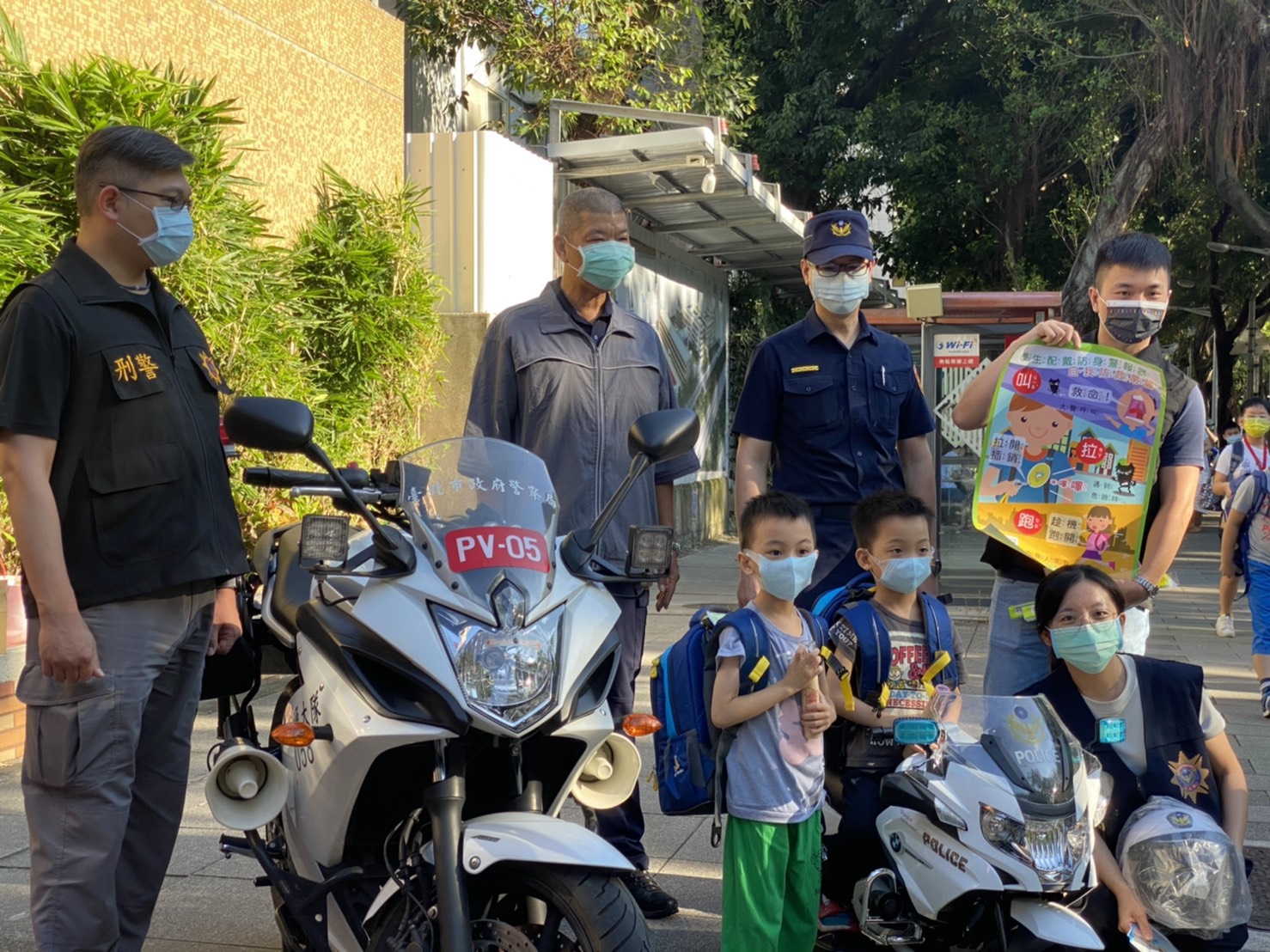 9月1日大批國小新生開學，松山分局特別出動警力與警用重機至敦化國小維護校安。（松山分局提供）