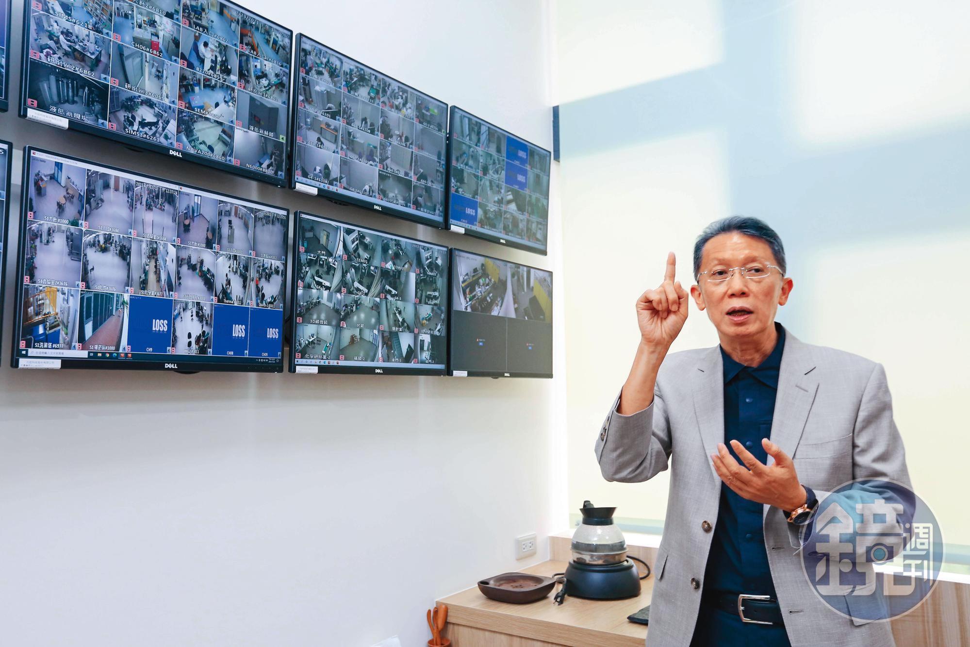 為保護客戶研發技術,汎銓科技打造國安等級保密機制,柳紀綸的辦公室有如戰情室,隨時可監控各實驗室狀況。