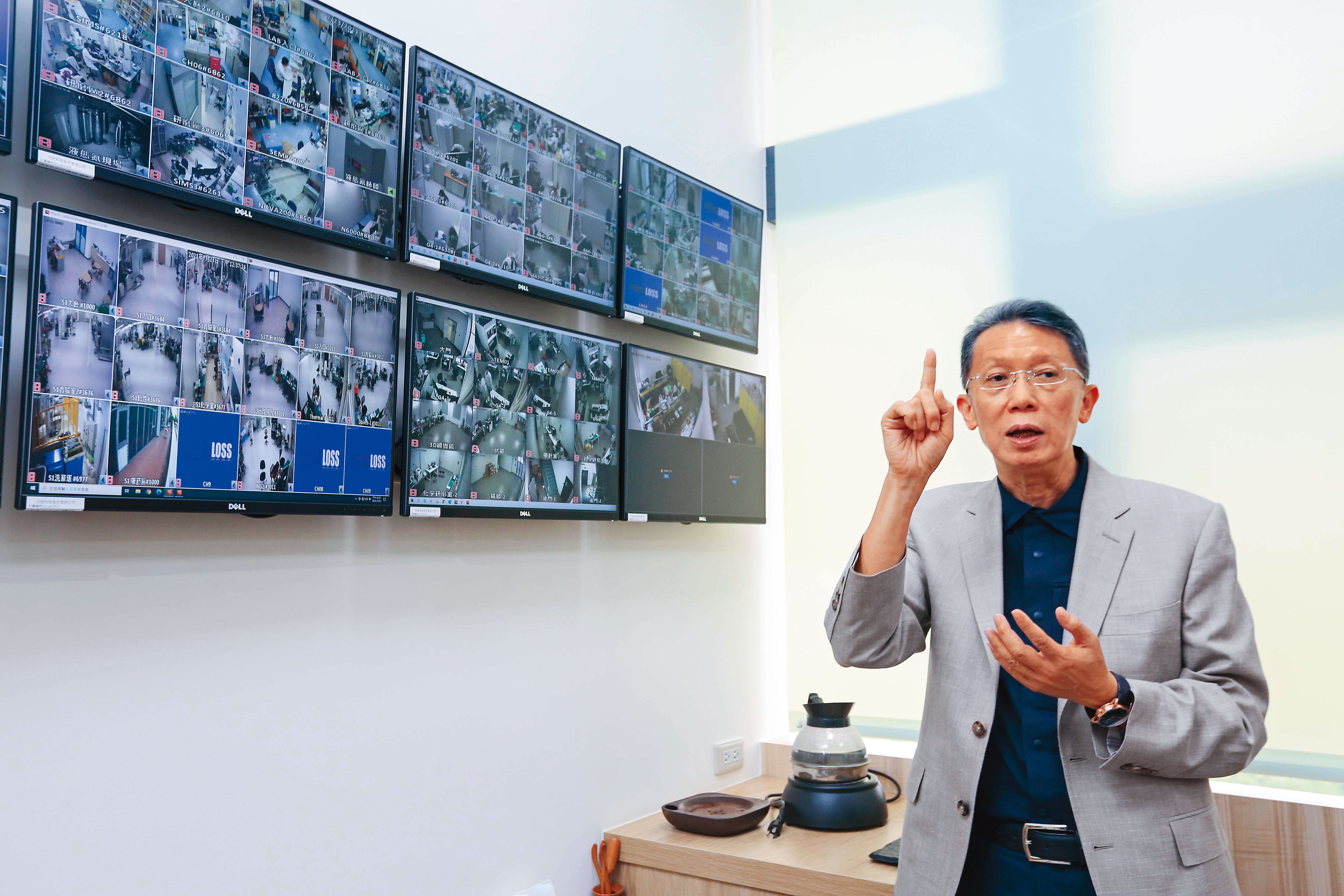 為保護客戶研發技術，汎銓科技打造國安等級保密機制，柳紀綸的辦公室有如戰情室，隨時可監控各實驗室狀況。