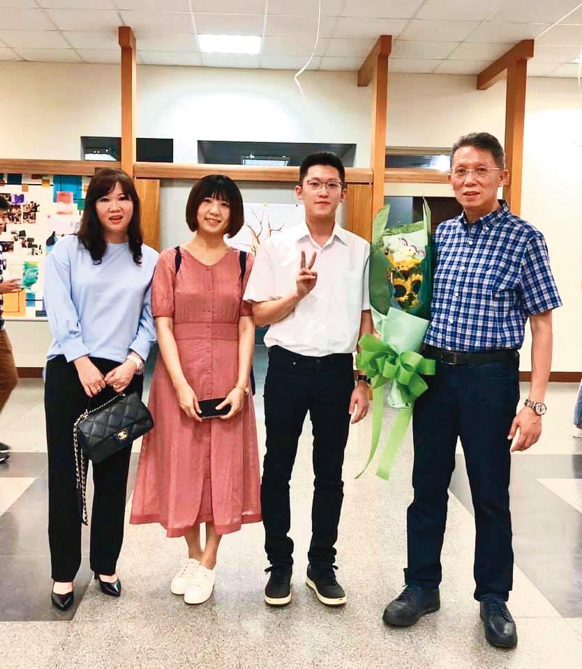 柳紀綸(右)會排除萬難參與兒女的大小活動,被女兒暱稱是全家的「阿綸司機」。(柳紀綸提供)