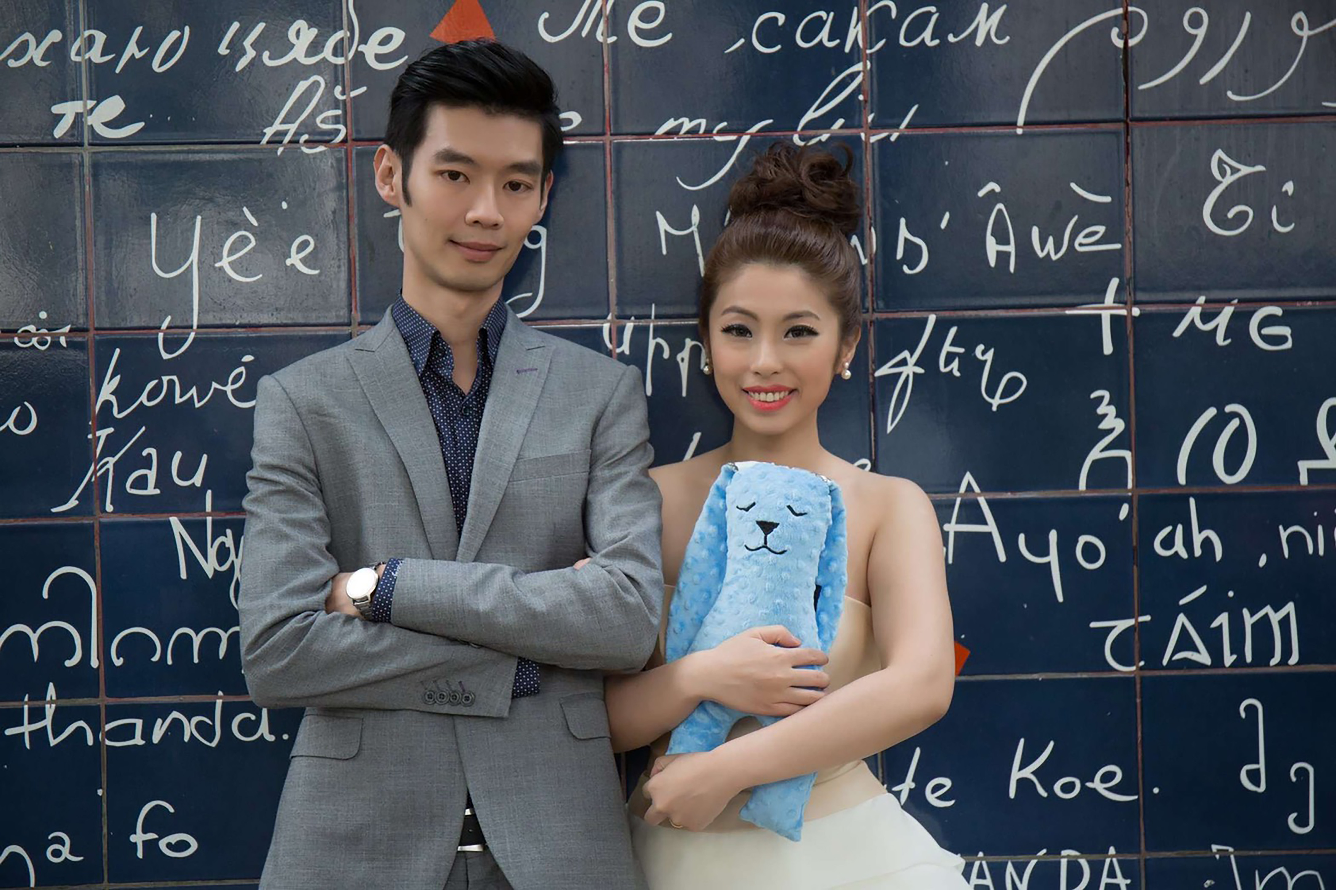 自張焜郁（左）創業以來，江瑋屏（右）於公於私都是他的幸運女神，2人連在國外拍婚紗照都帶著豆豆安撫兔入鏡。（逗寶國際提供）