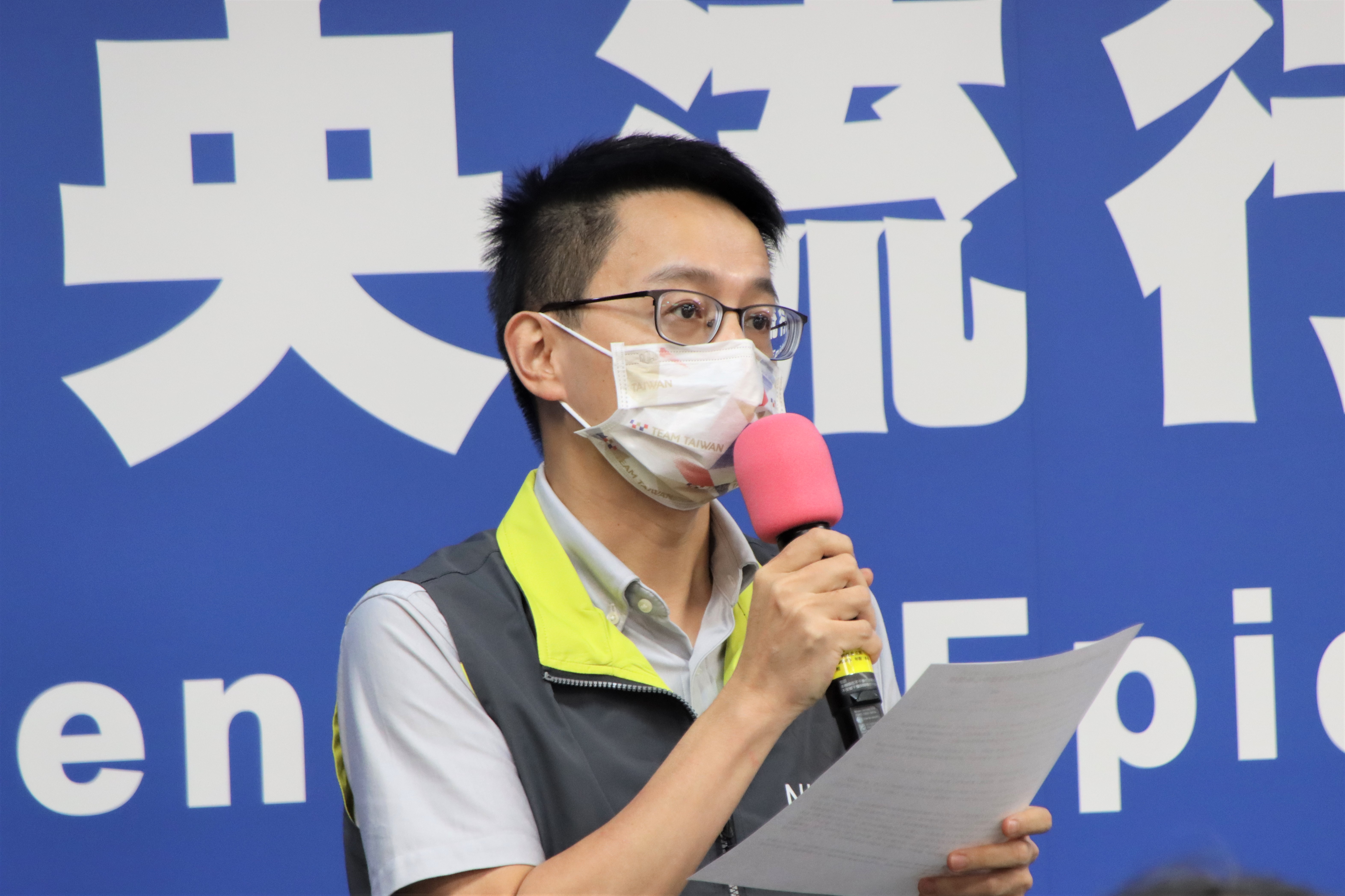 羅一鈞說明，境外移入個案接種疫苗情形。（指揮中心提供）