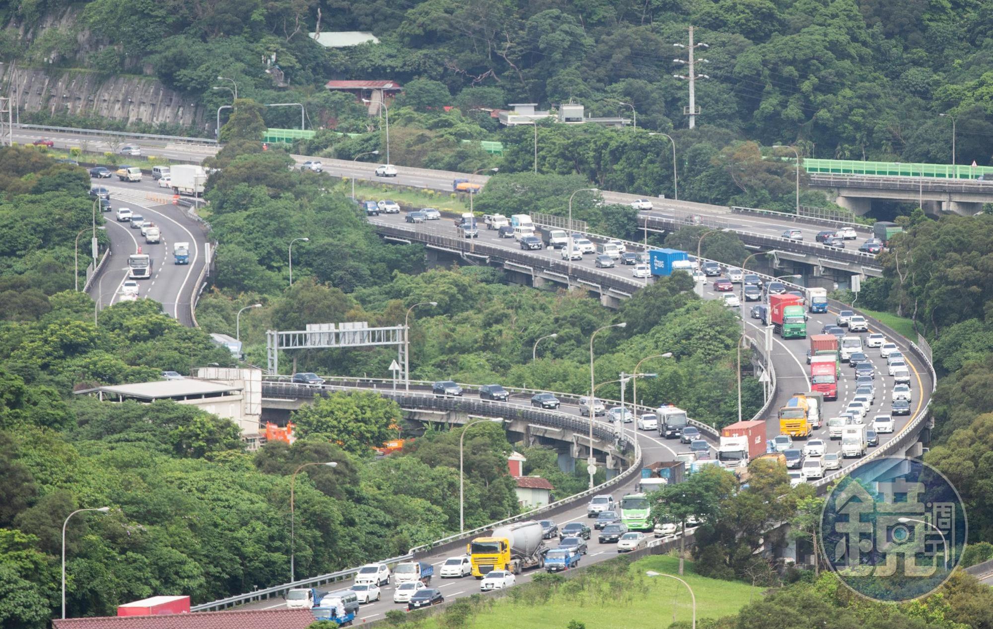 隨著中秋連假即將到來,高公局預估指出,連假期間國5塞車勢所難免。(示意圖,本刊資料照)