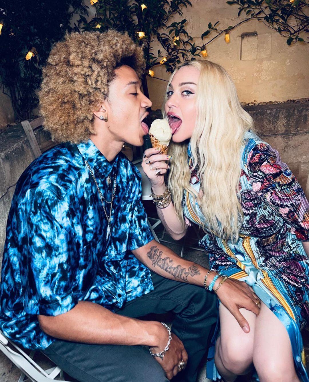 瑪丹娜(右)上月在義大利慶生,27歲男友陪伴在側。(翻攝madonna IG)