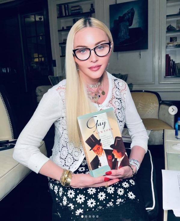 瑪丹娜日前曬出讀書照,下巴過尖被網友虧修圖過度。(翻攝madonna IG)