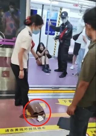 女子物品散落在車廂地面。（翻攝自畫面）