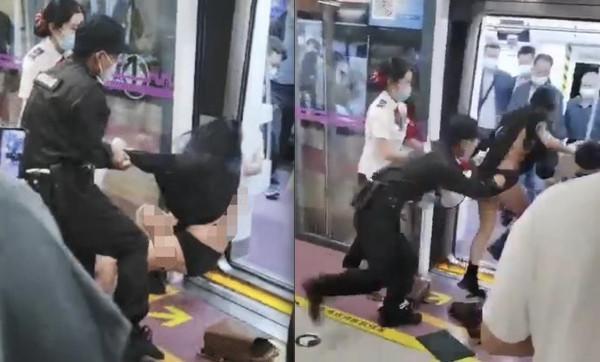 女子遭保全扯到衣不蔽體，疑似連內衣都被扯掉。（翻攝自畫面）