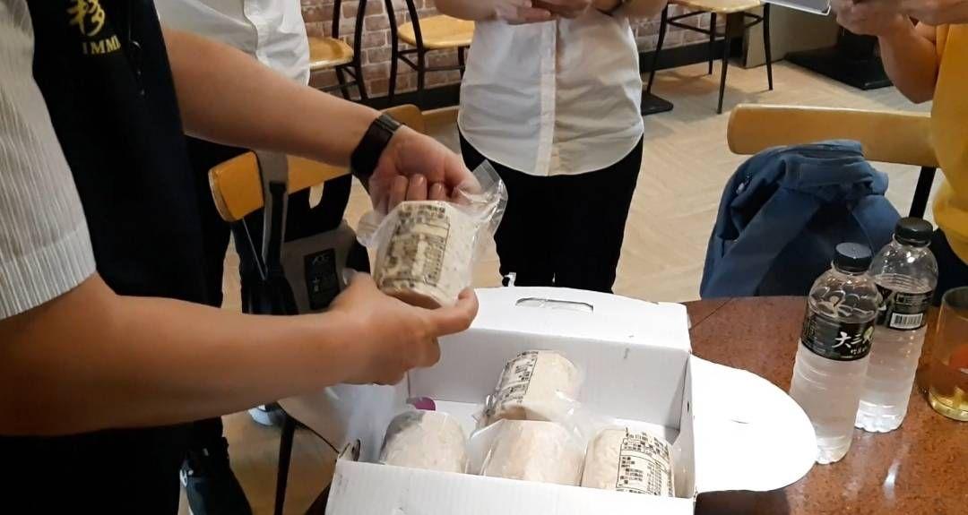 移民署北區事務大隊基隆市專勤隊、機動隊昨日聯袂於桃園市區越南食品專賣店查獲3公斤來源不明肉製品。(移民署提供)
