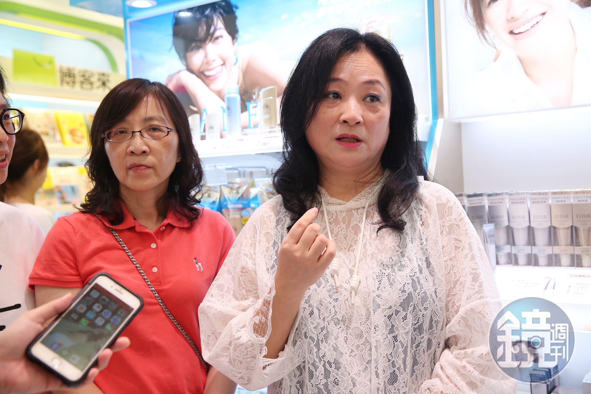 高秀玲（右）向外界展現經營長才，這幾年由她帶領的美麗業事業都繳出好成績。（本刊資料照）