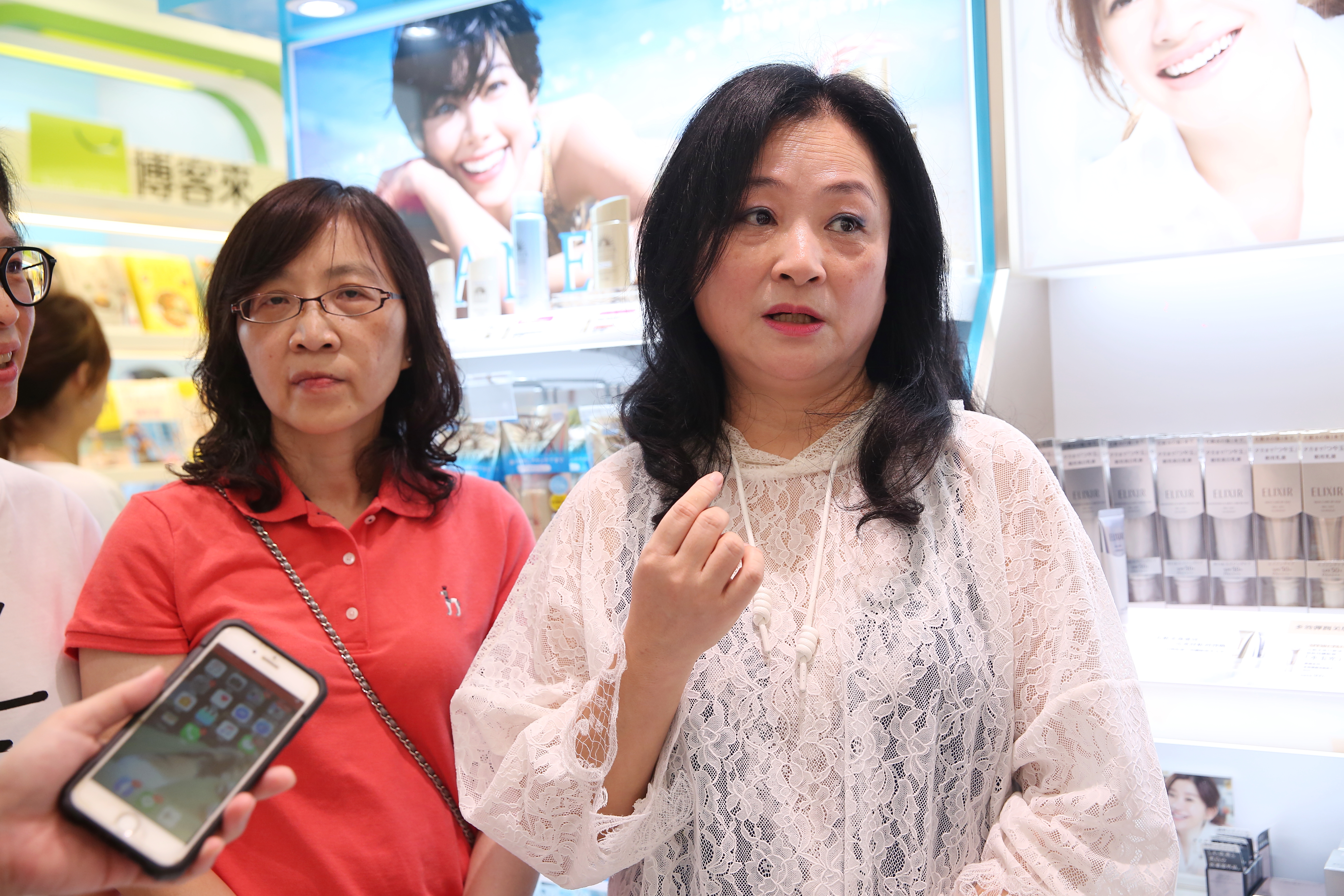 高秀玲（右）向外界展現經營長才，這幾年由她帶領的美麗業事業都繳出好成績。（本刊資料照）