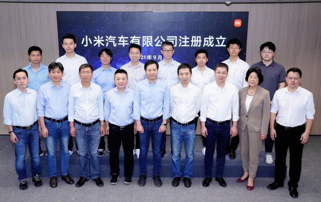 小米汽車公司正式成立，雷軍（前中）出任法人代表。（小米提供）