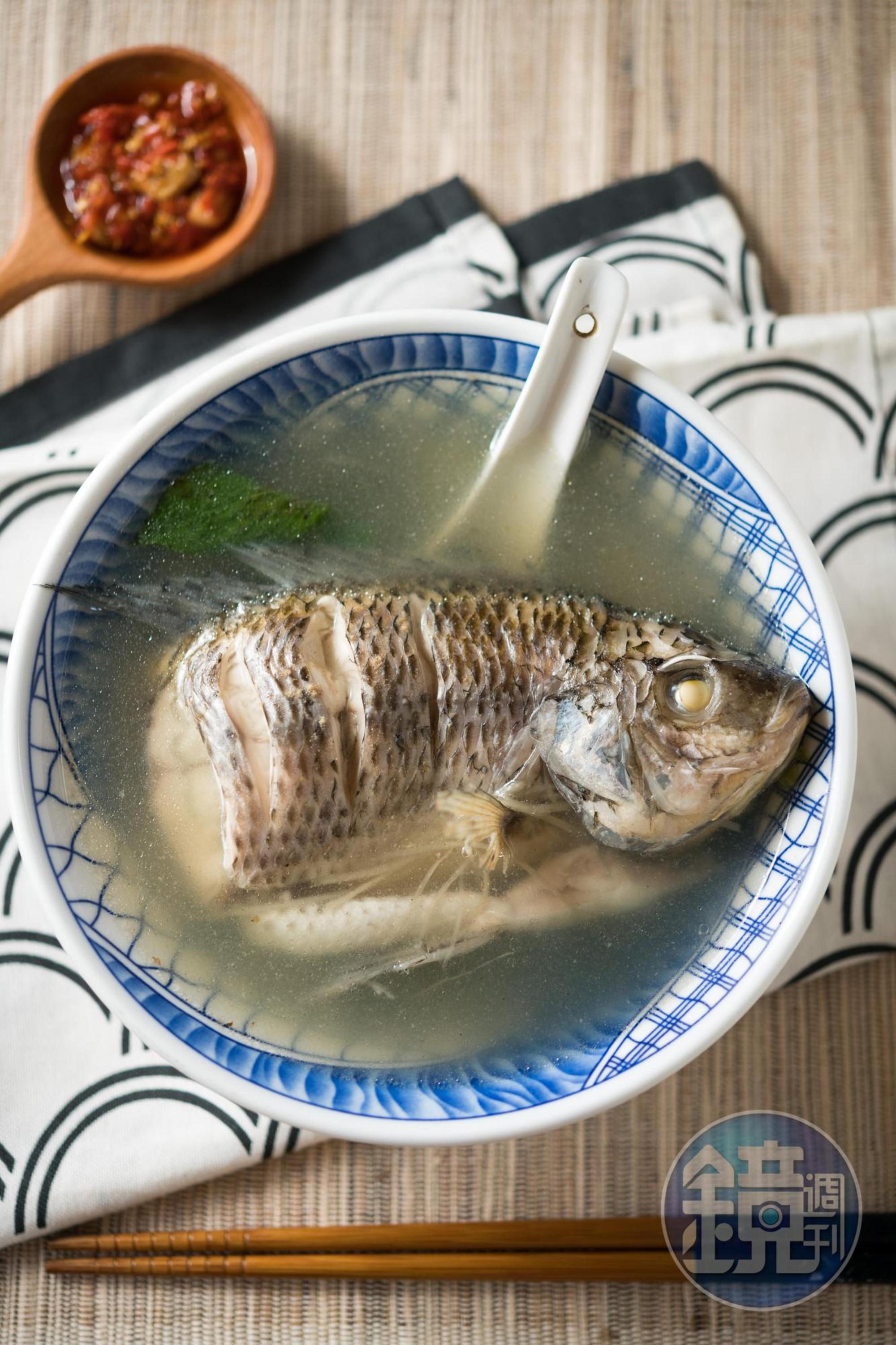 一碗就是一整尾吳郭魚的「鮮魚湯」，沒有過多調味，滋味鮮美。（新價格100元／碗）