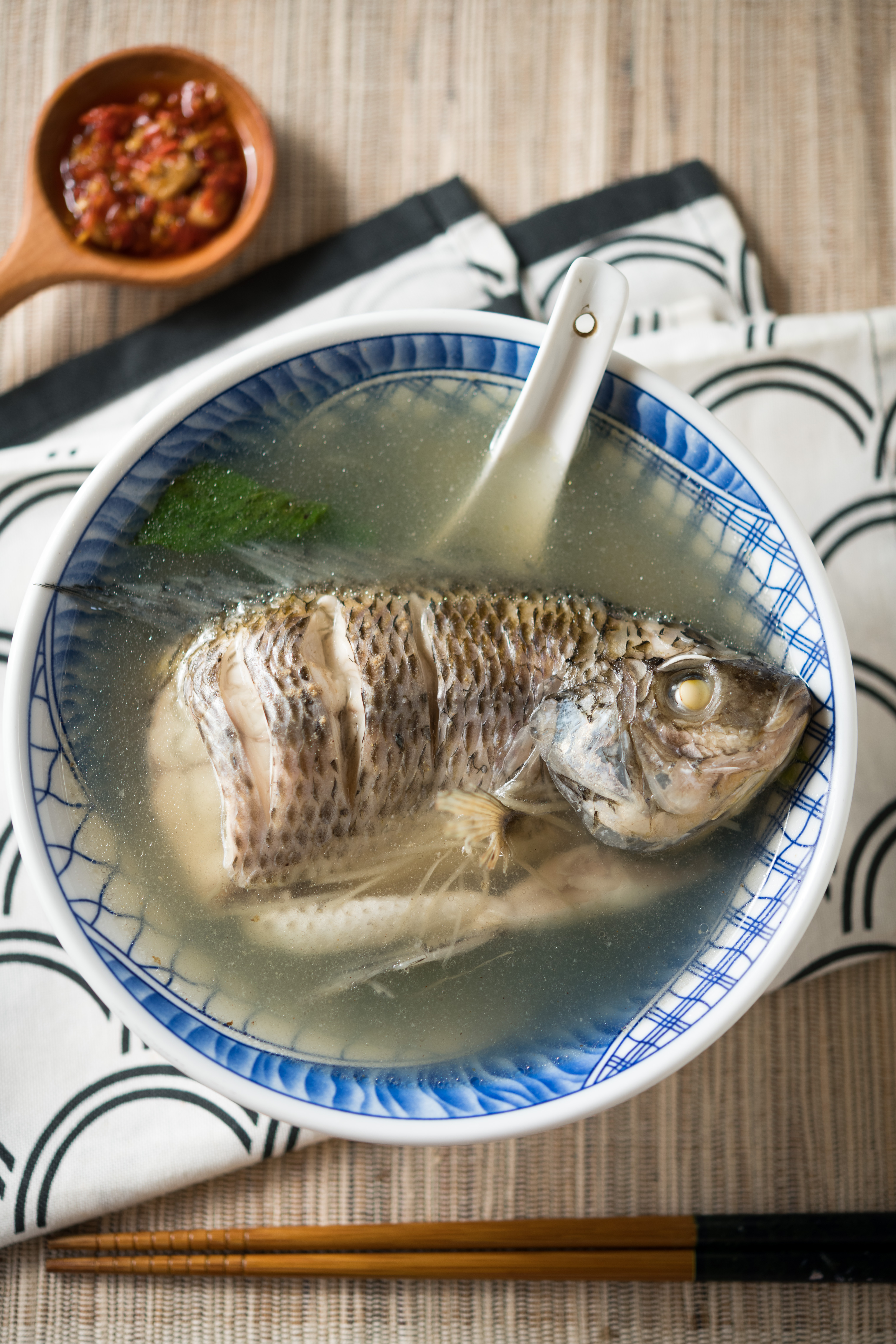 一碗就是一整尾吳郭魚的「鮮魚湯」,沒有過多調味,滋味鮮美。(新價格100元/碗)