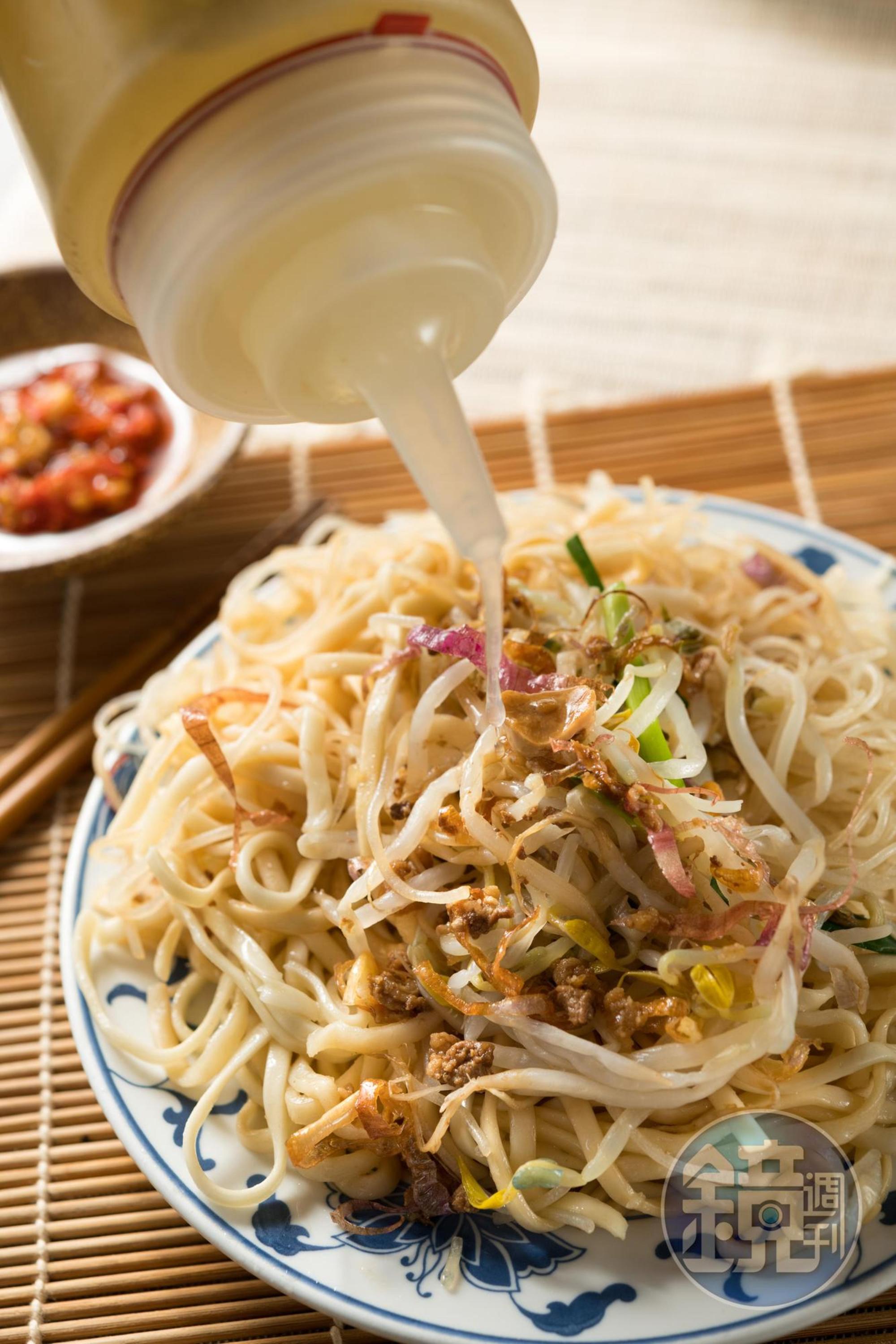 「米粉麵」滋味樸實，和魚湯是常客點餐標配。（30元／小份）
