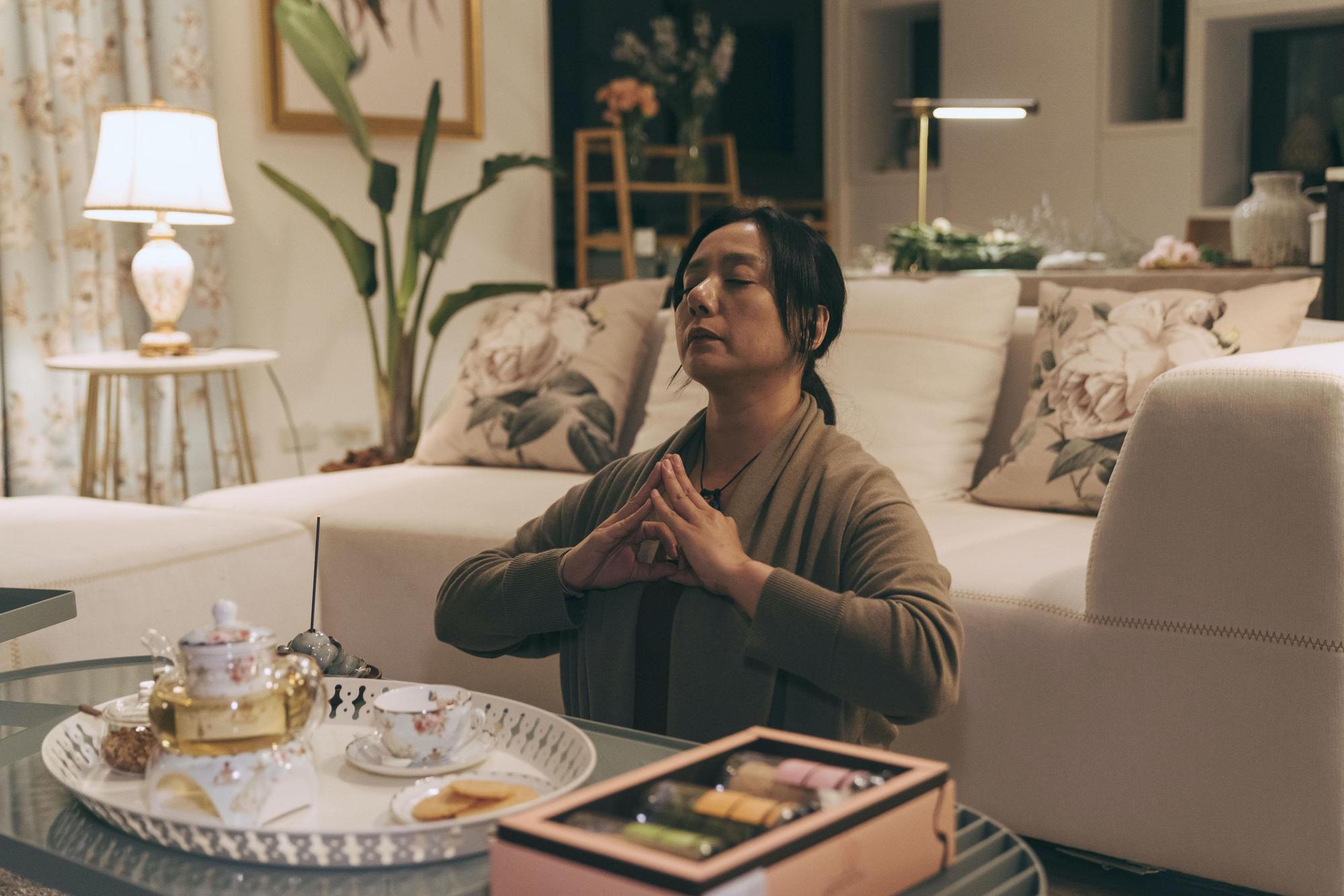 高慧君在《我願意》飾演學校輔導老師。(絡思本娛樂製作公司提供)