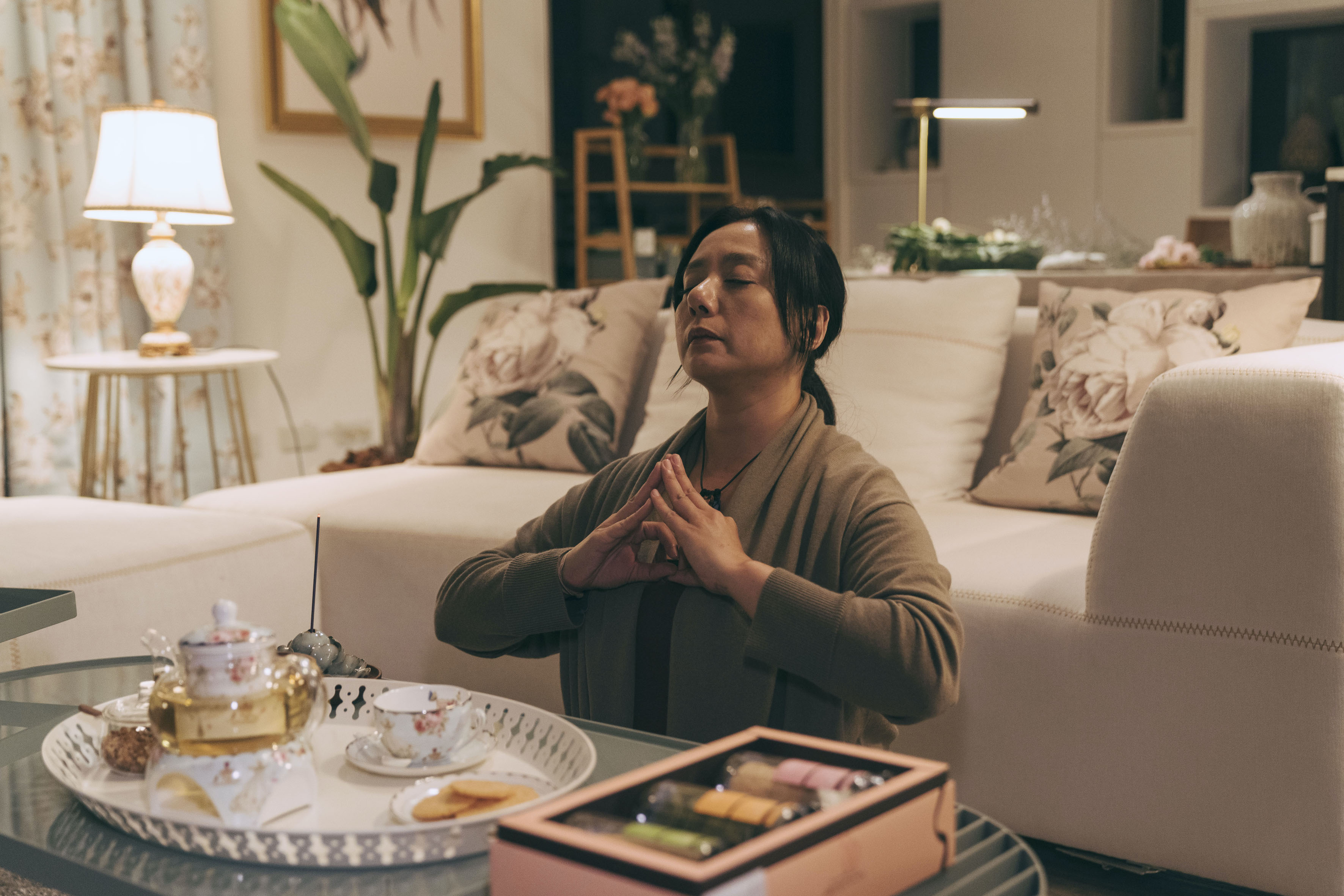 高慧君在《我願意》飾演學校輔導老師。（絡思本娛樂製作公司提供）