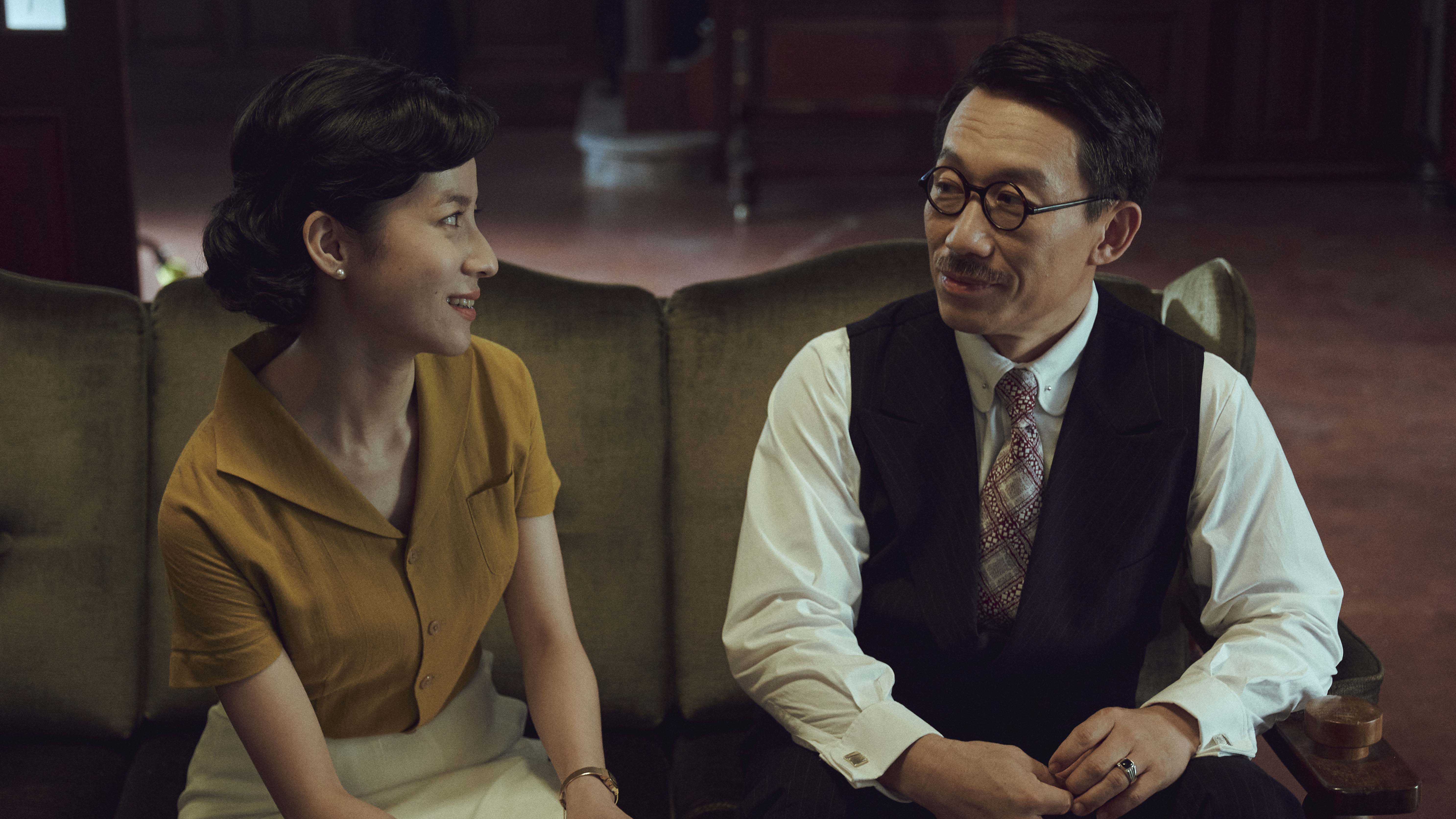在《茶金》中連俞涵與郭子乾飾演父女檔 郭子乾也是連俞涵的人生導師。（公視提供）