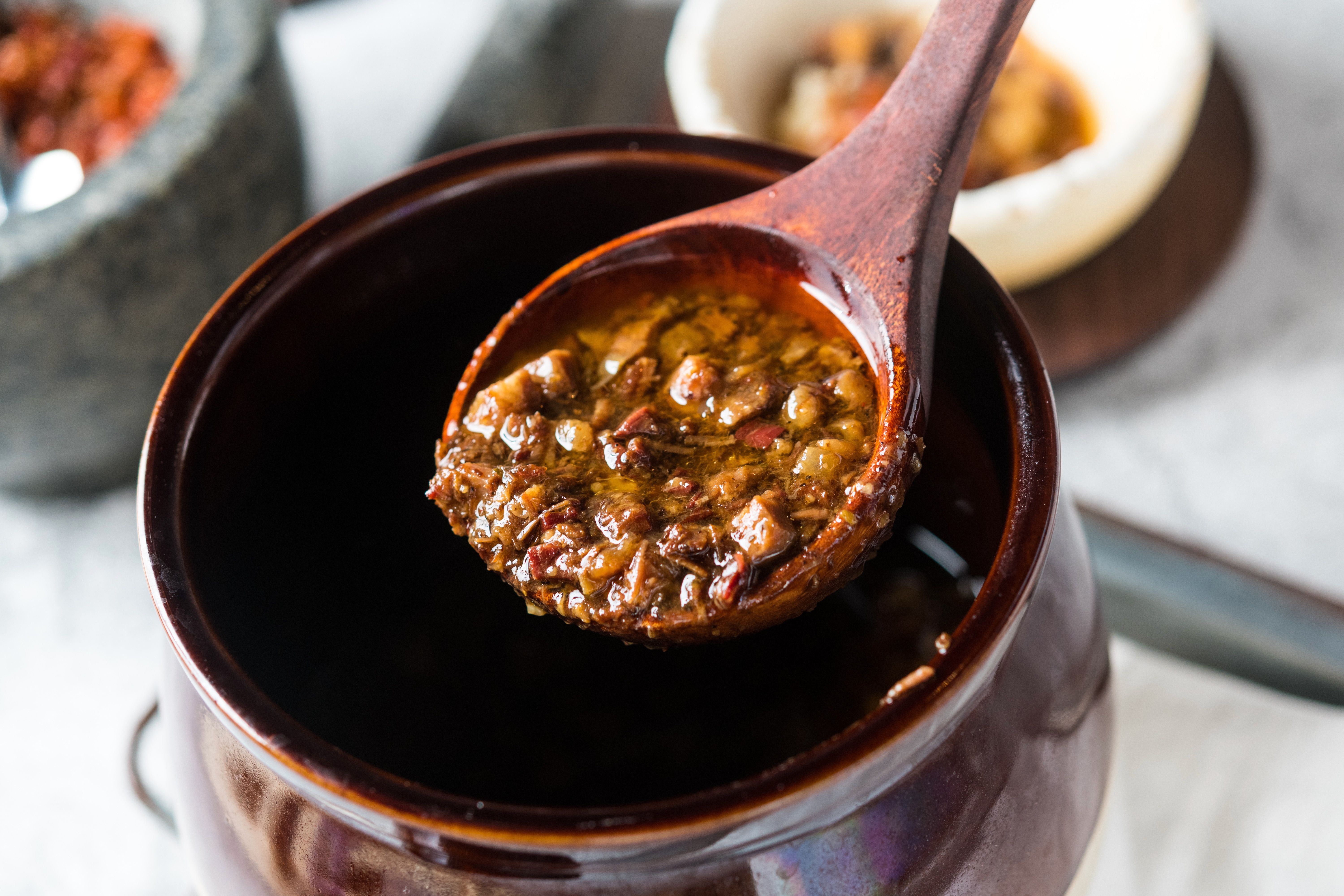 「我們版本的西班牙風格滷肉飯」用台式滷汁煮伊比利豬梅花，也用伊比利火腿修下來的油脂炒紅蔥頭，香氣飽滿。