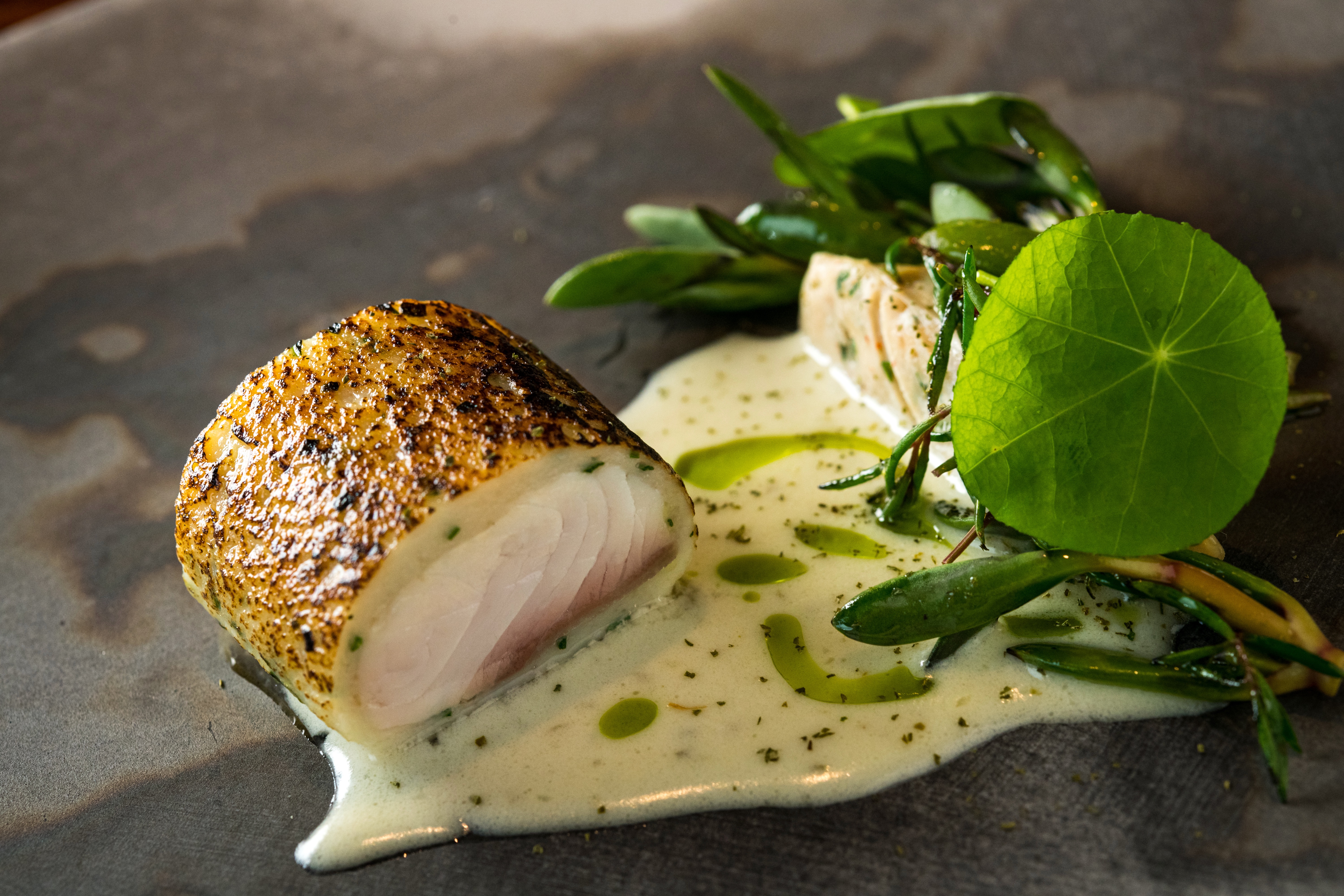 「日本紅甘 柚子胡椒奶油 香腸」搭配海馬齒莧、鹽定、金線蓮，洋溢海洋氣息。