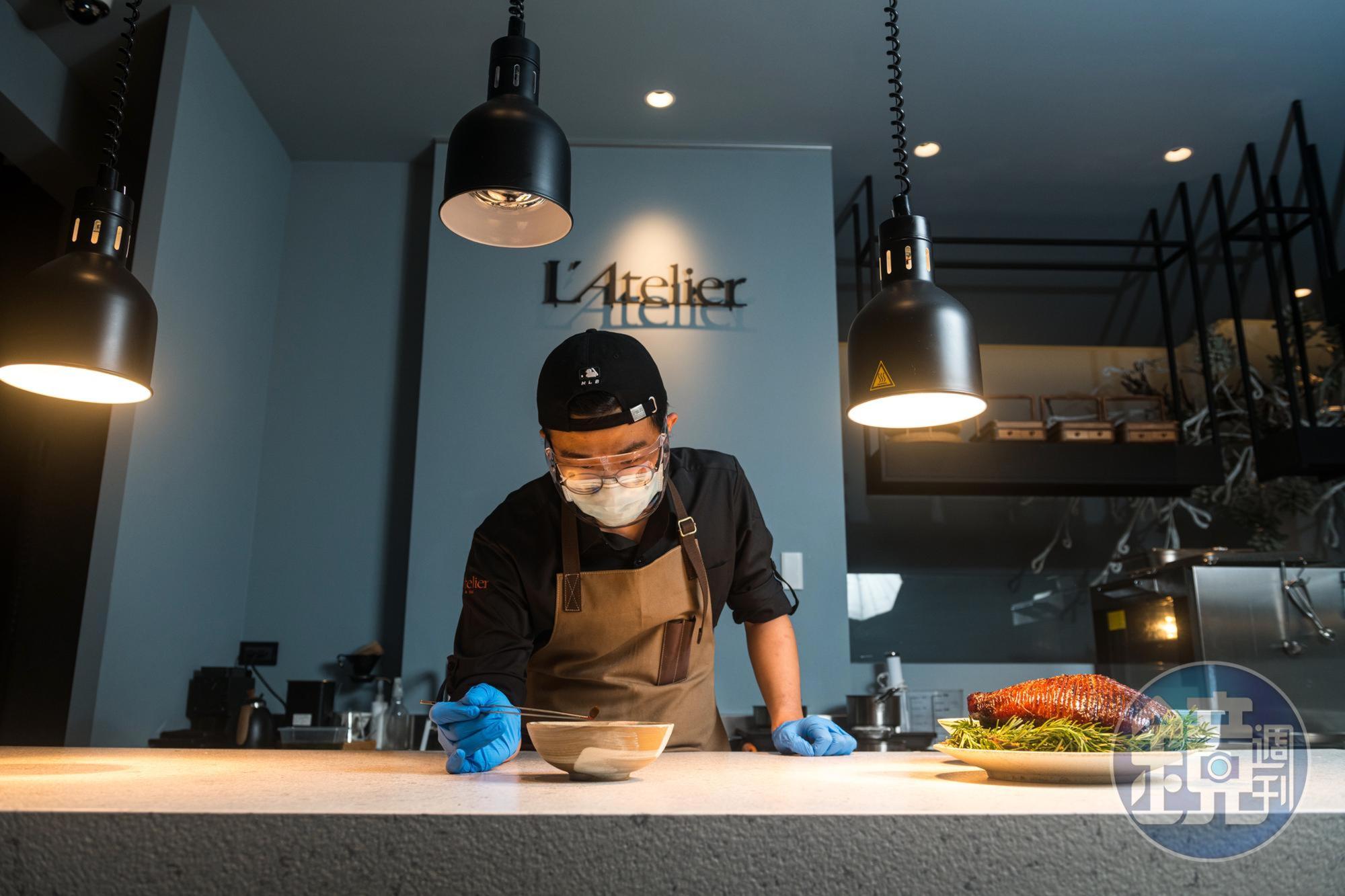 餐廳為開放式廚房，可欣賞主廚江曜宇的專注神情。
