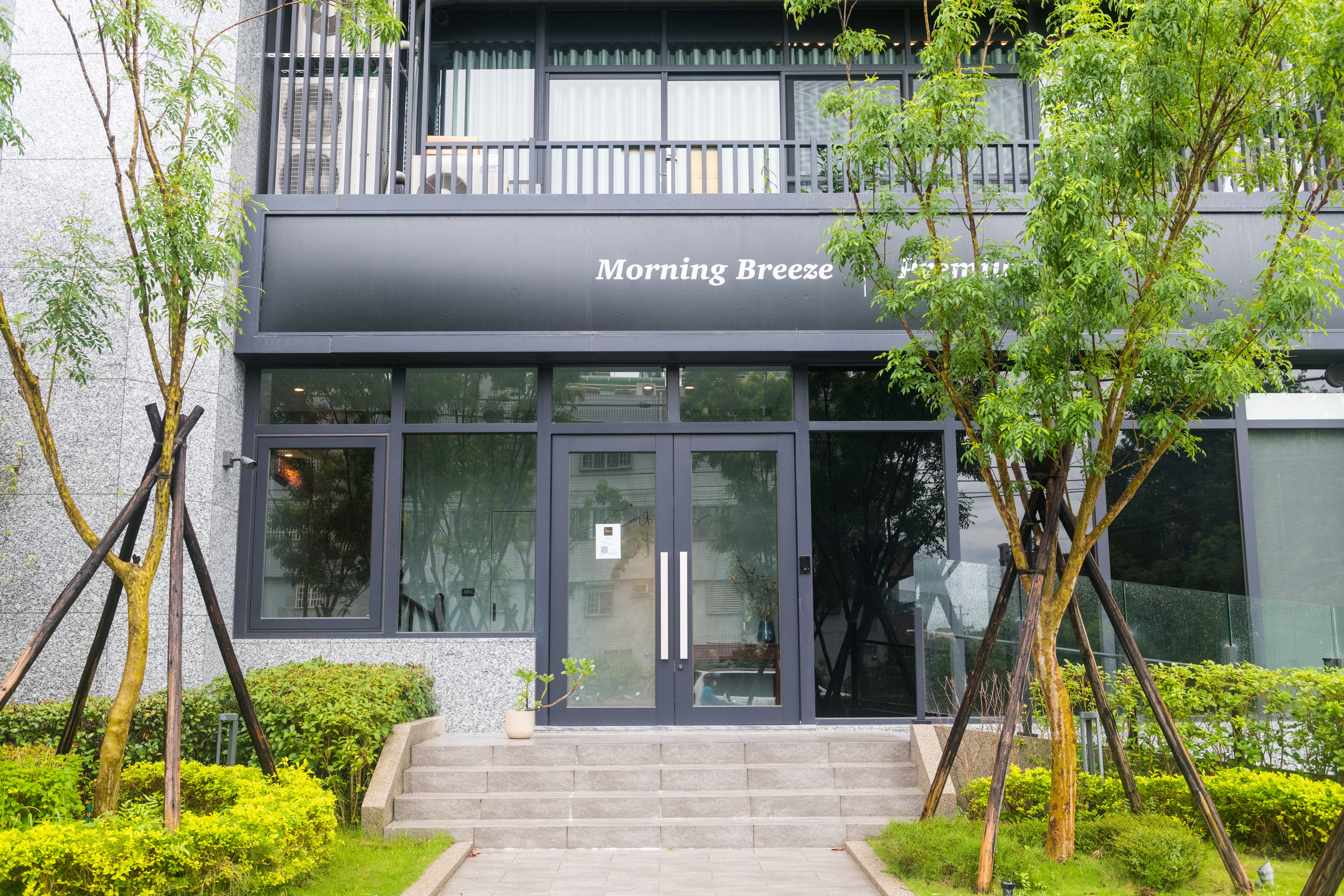 新派法菜餐廳「L'Atelier par Yao」位於2樓，沒有招牌，可認1樓早午餐店當地標。